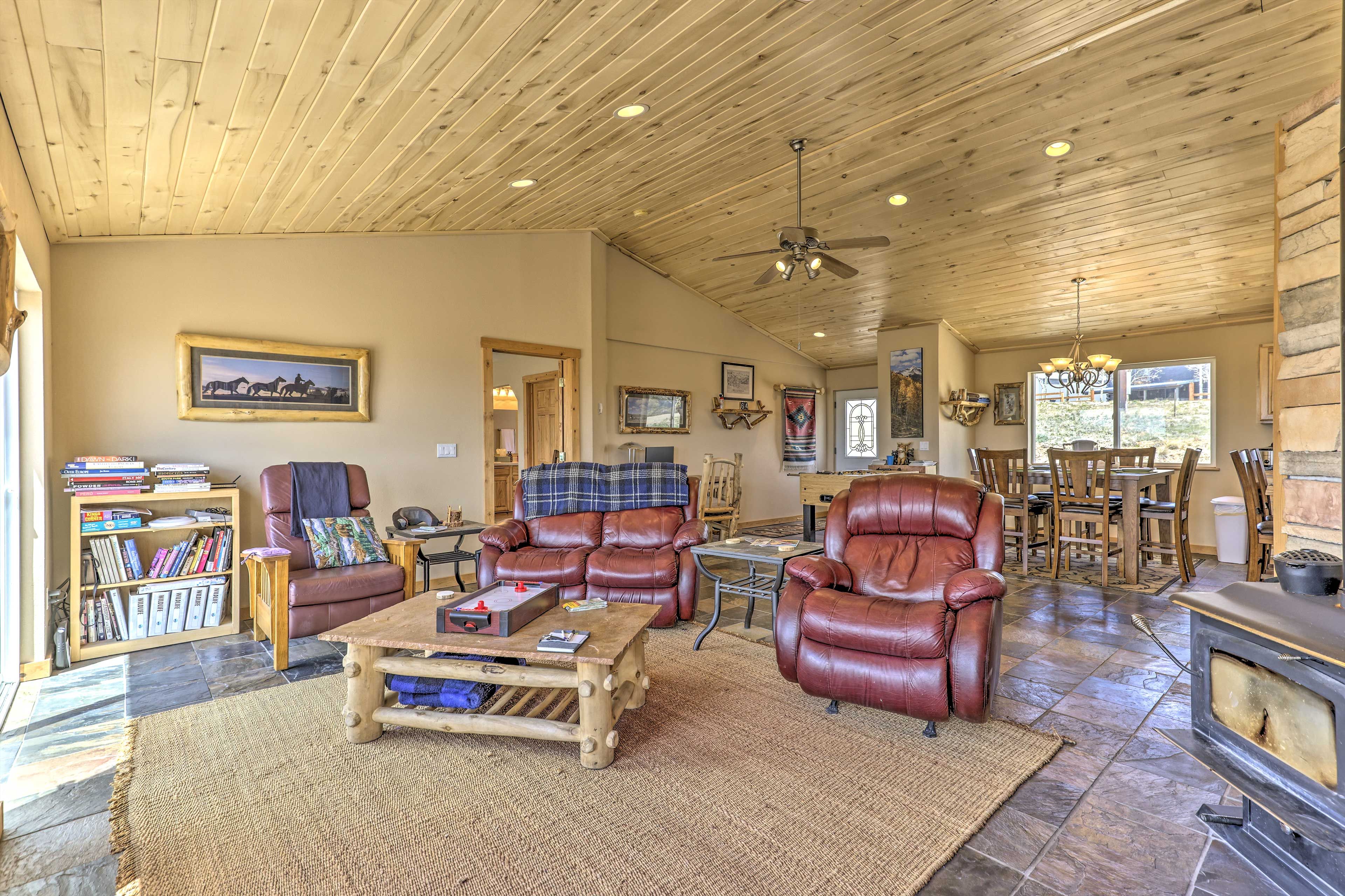 Living Room | Central Heat | Free WiFi | Smart TV w/ DVD Player