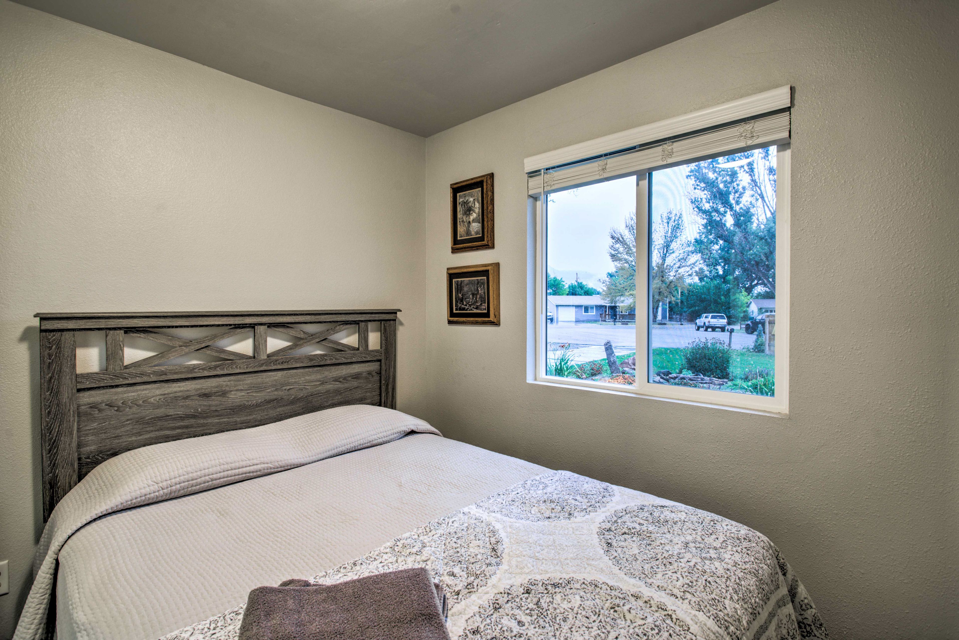 Bedroom 1 | Queen Bed