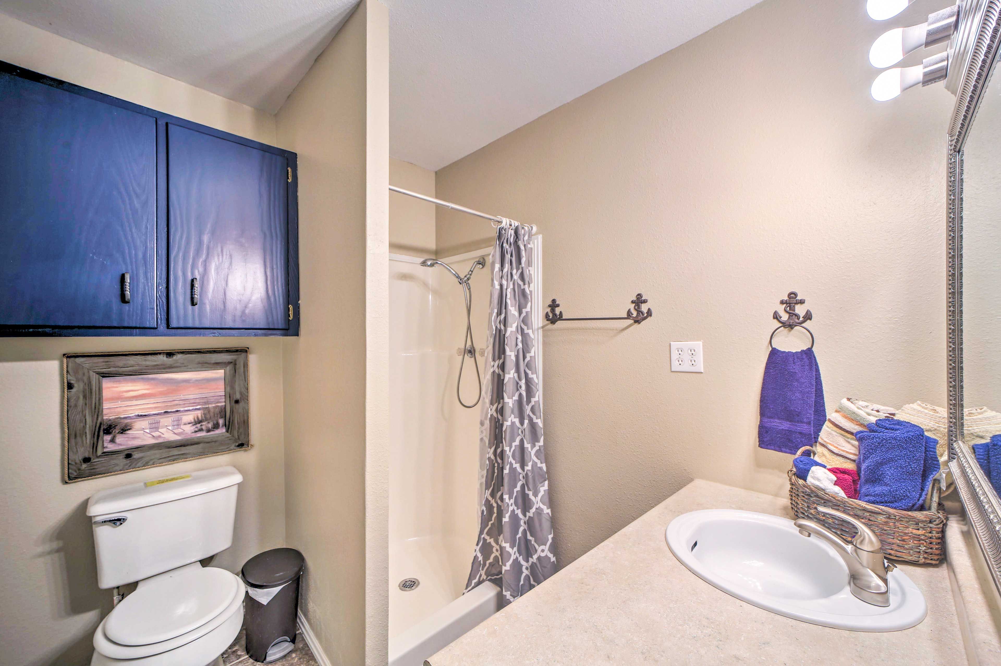 Full Bathroom | Towels Provided | Complimentary Toiletries