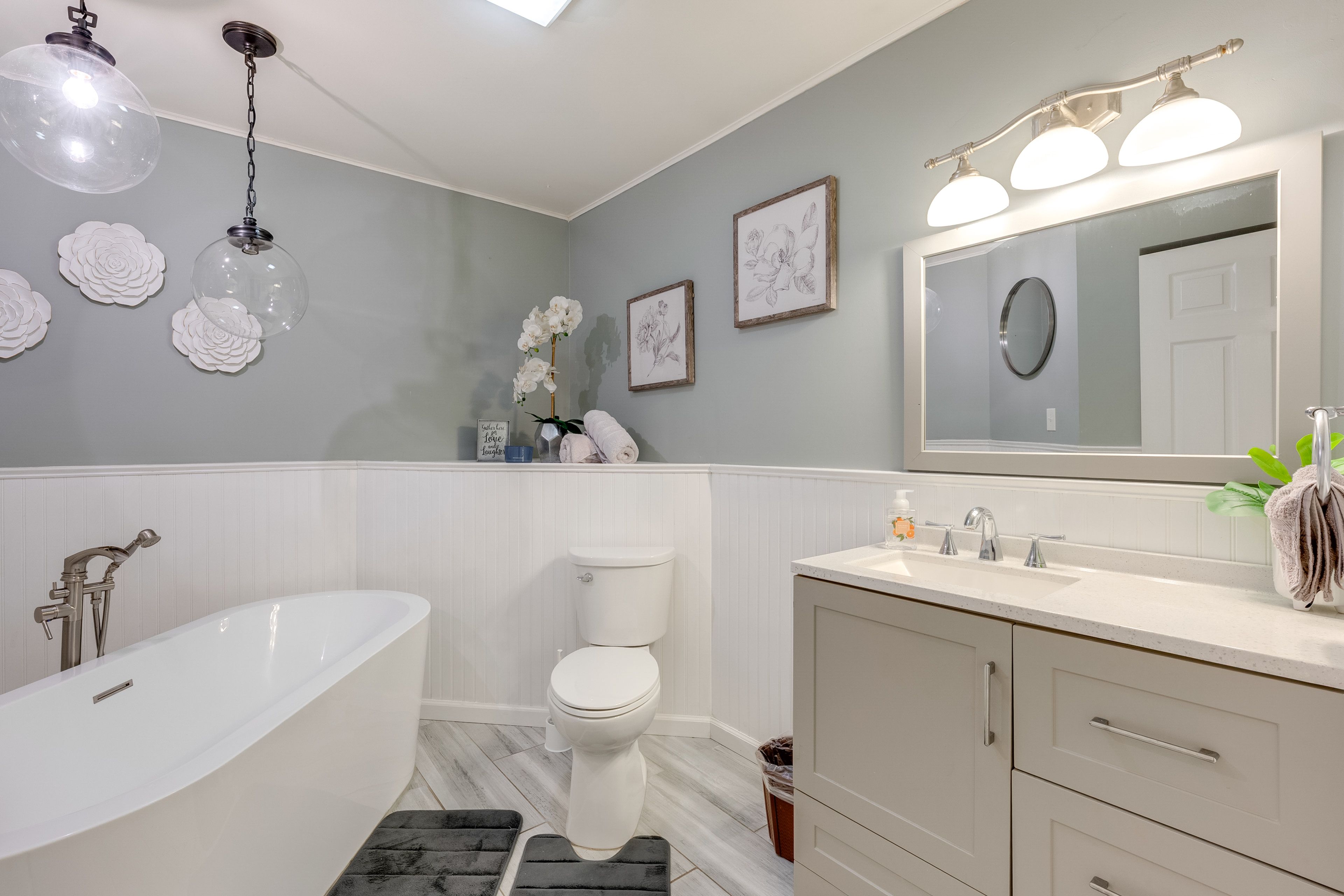 Bathroom | 2nd Floor