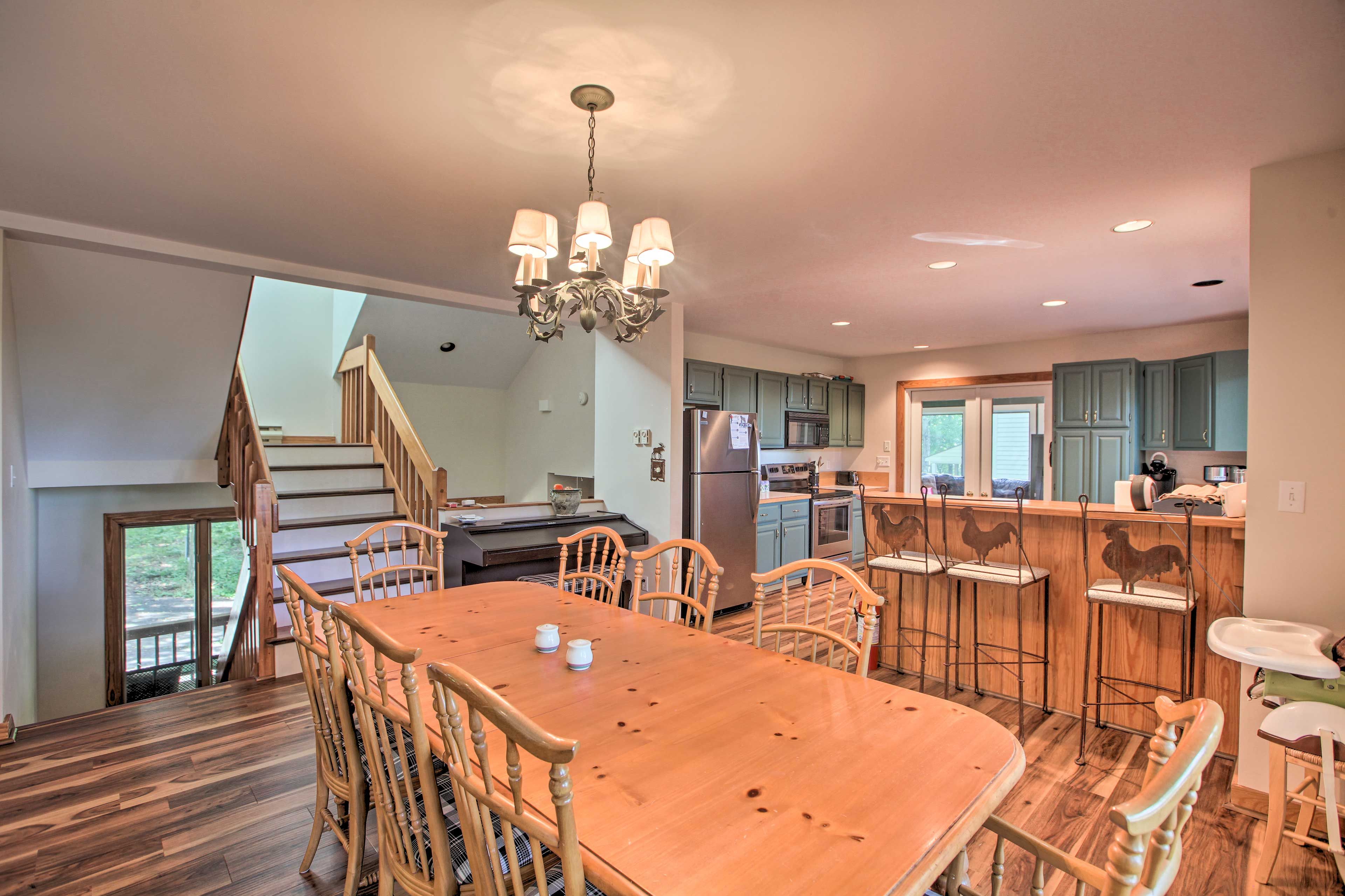 Dining Area | Dishware Provided