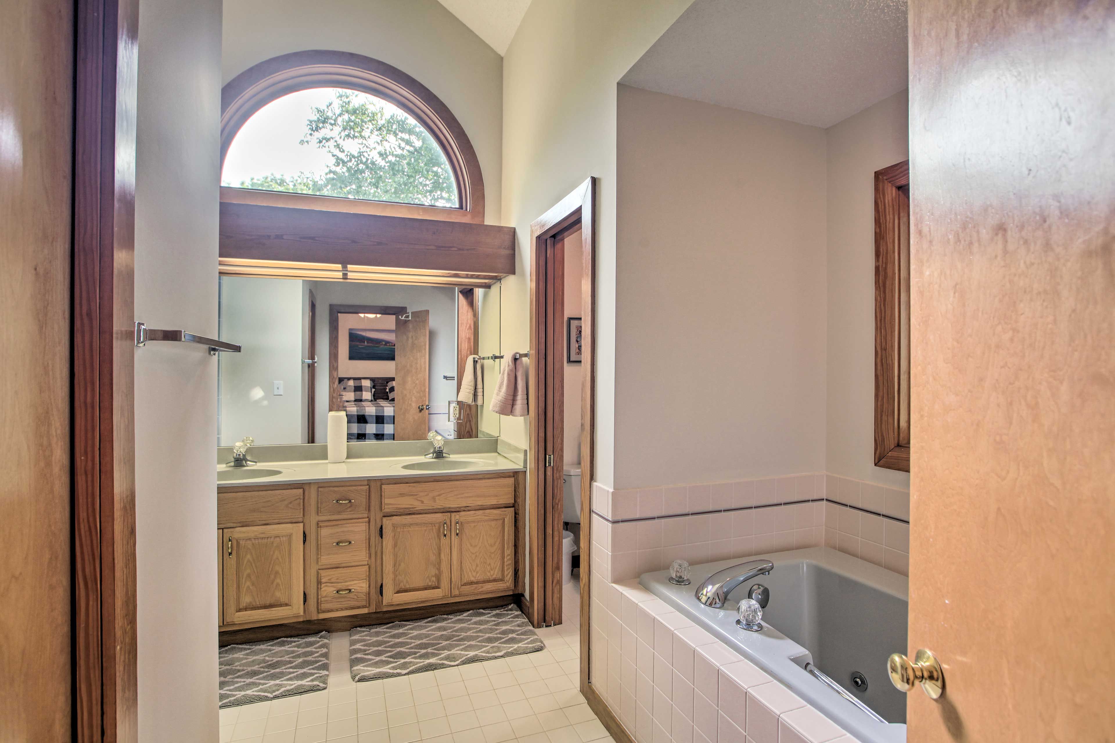 Full Bathroom | Towels Provided | Hair Dryer