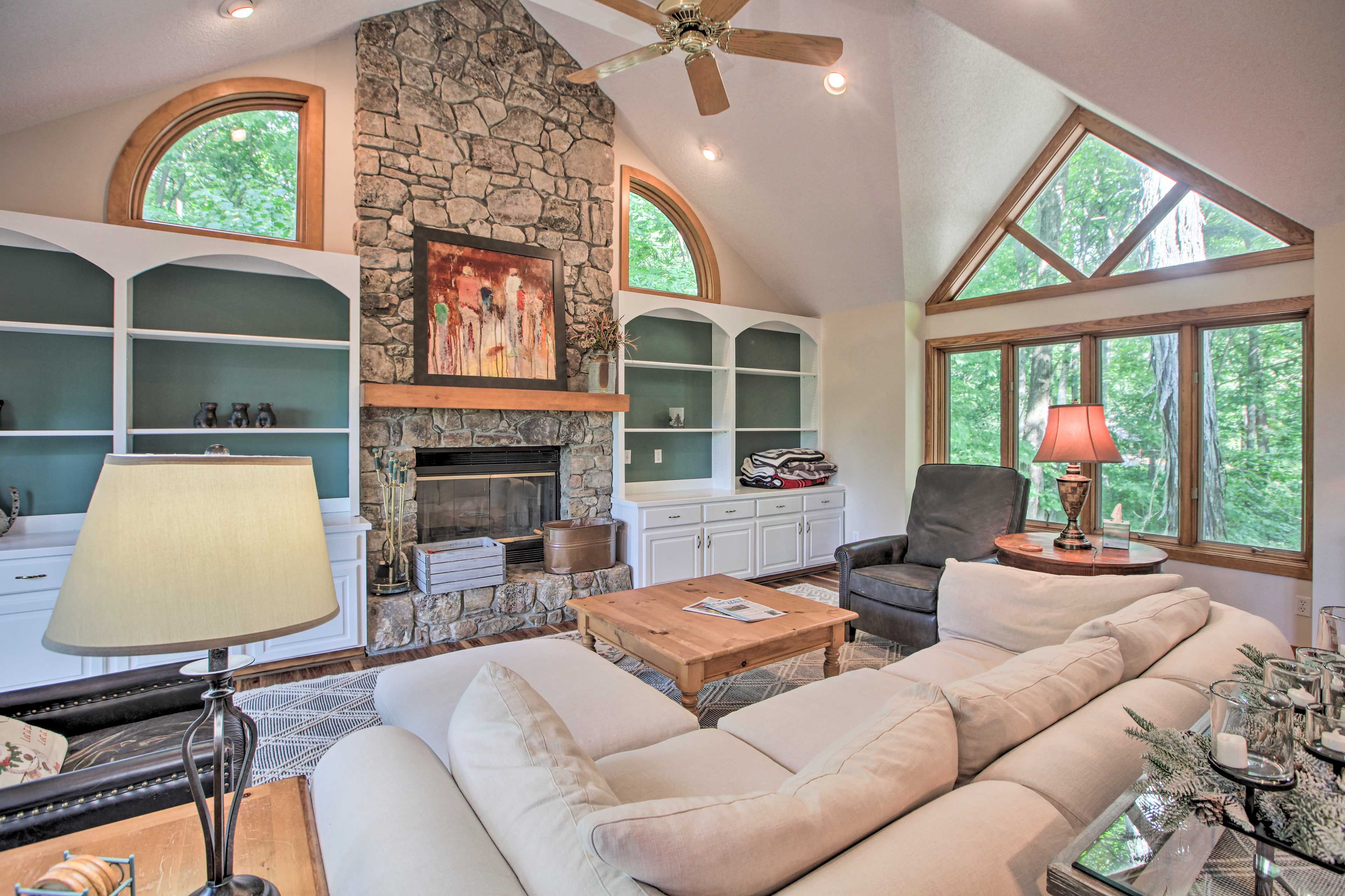 Living Room | Wood-Burning Fireplace | Firewood Provided