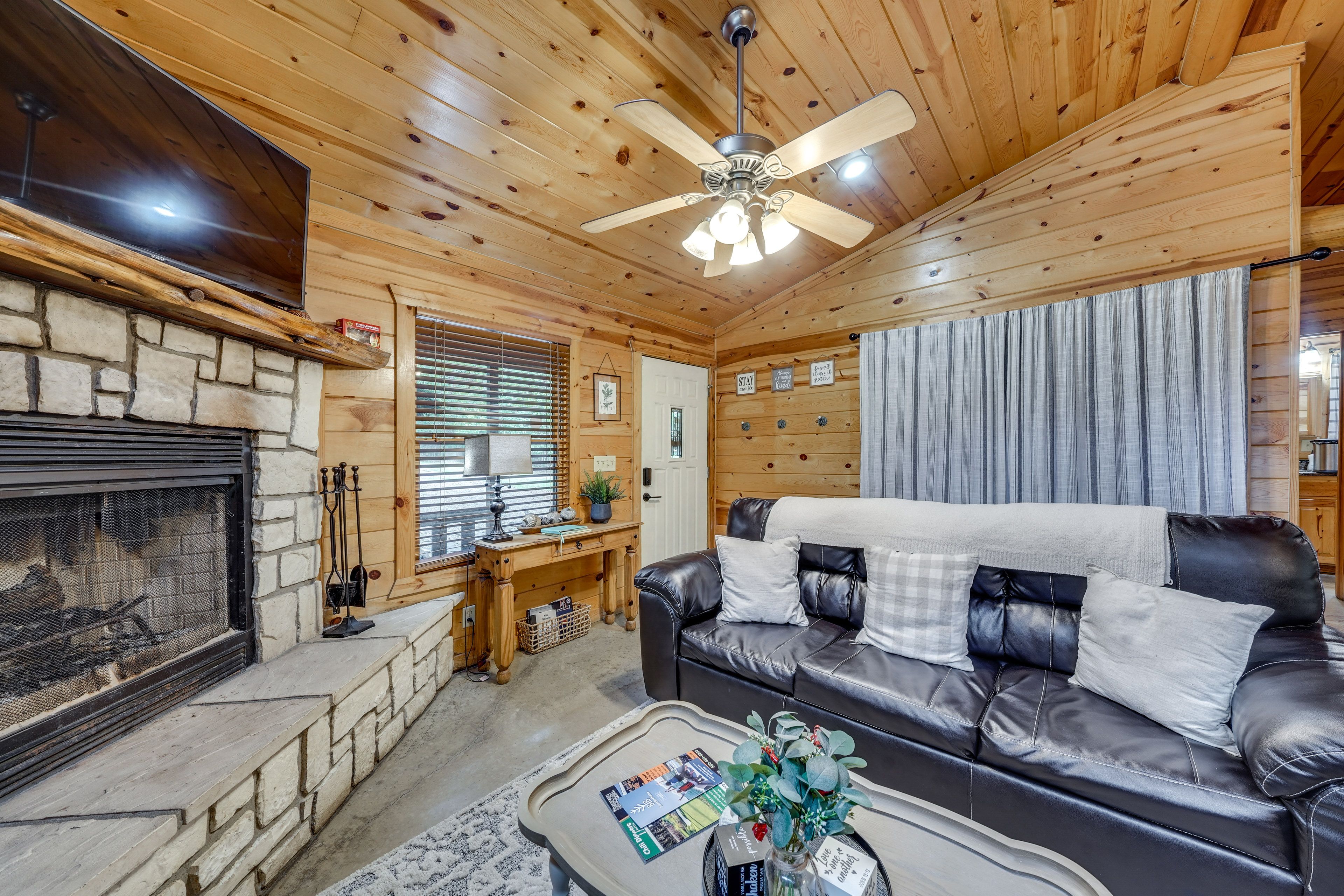 Living Room | Central Heating & A/C | Smart TV | Free WiFi
