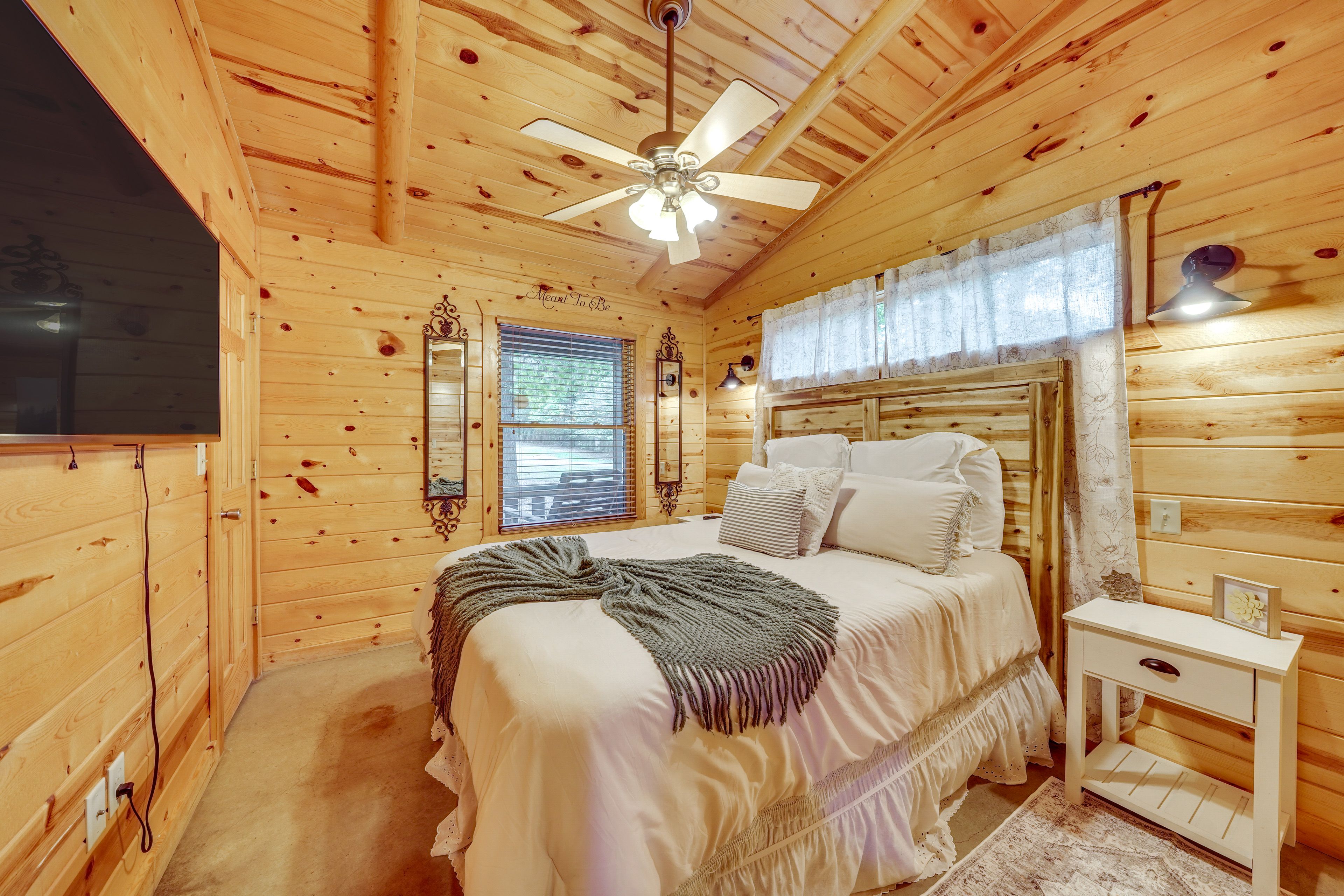 Bedroom | Queen Bed | Towels/Linens Provided | Smart TV