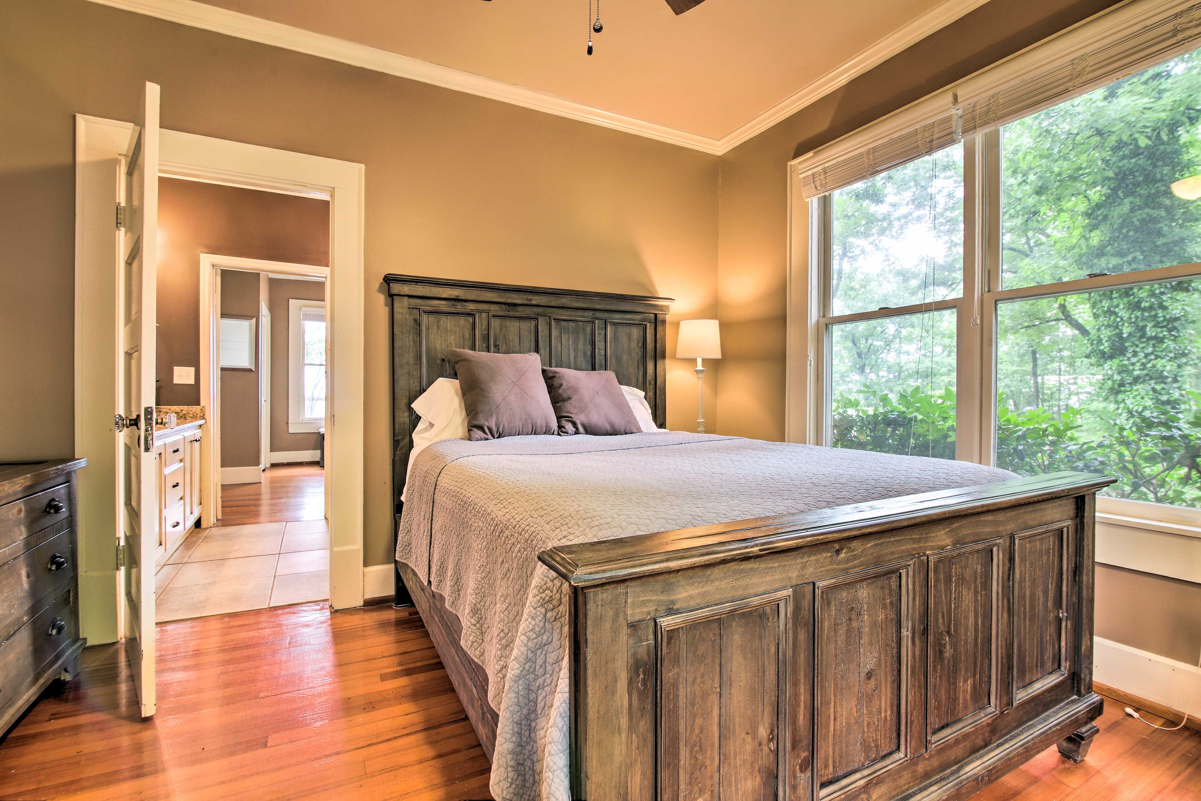 Bedroom 1 | Queen Bed