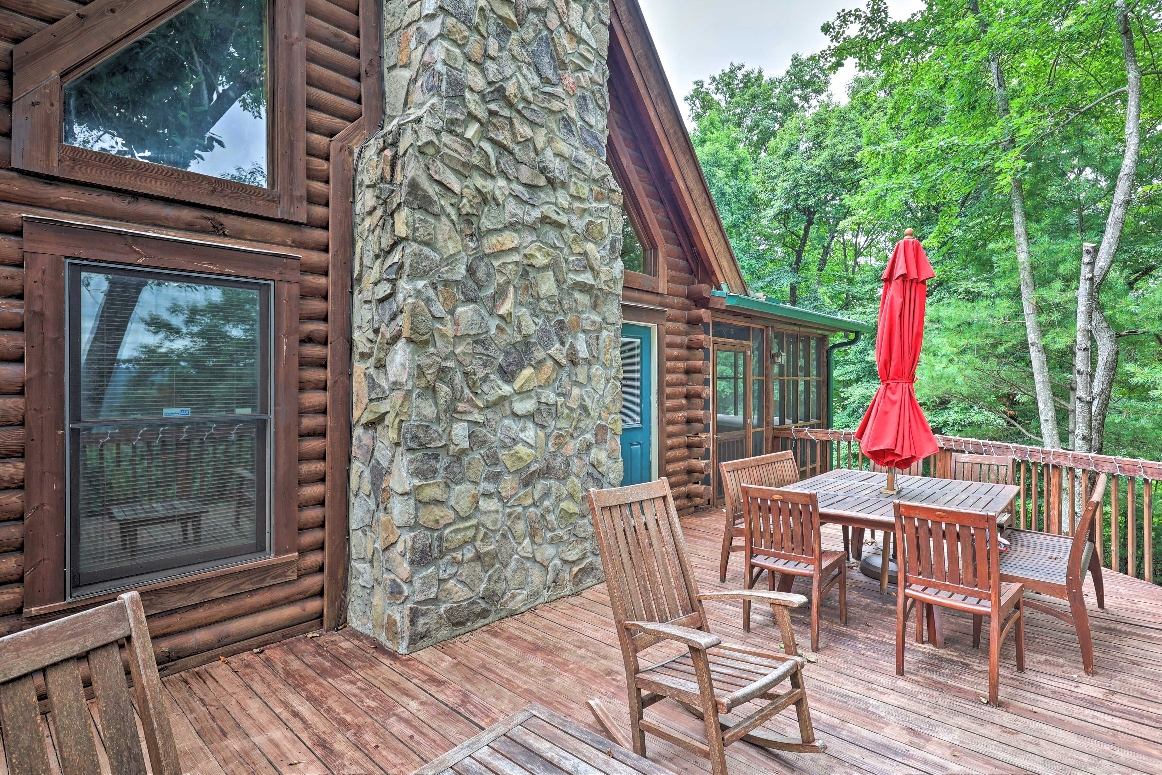 Deck | Dining Set w/ Gas Grill