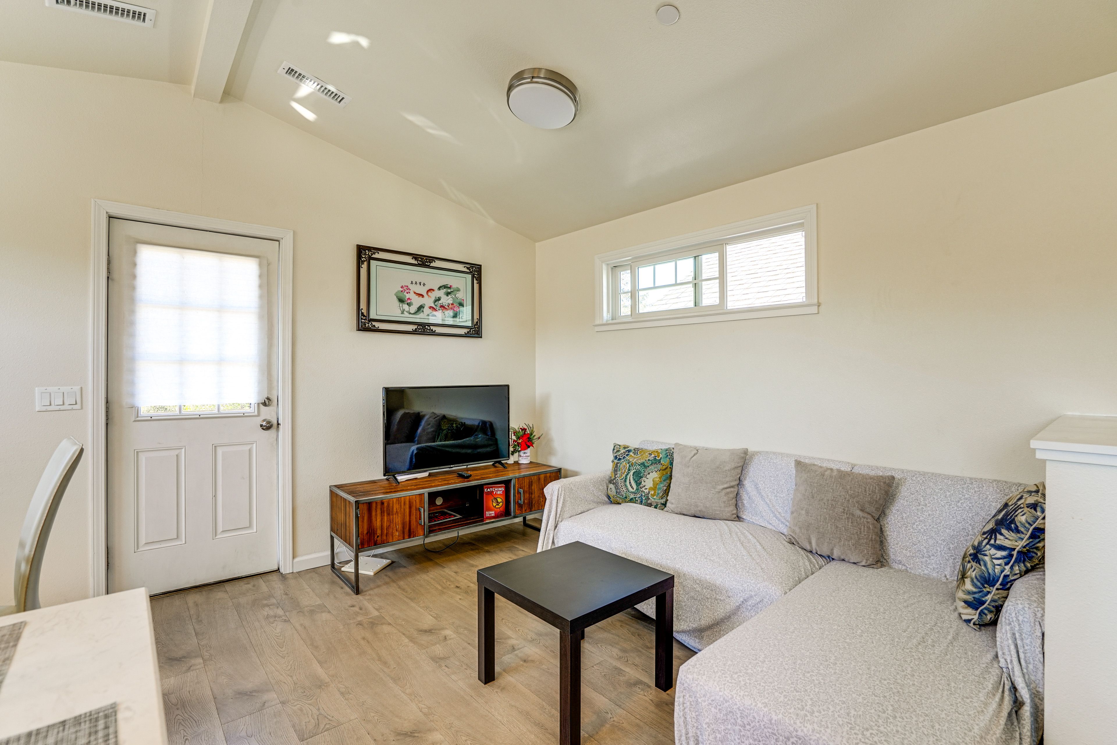 Living Area | Smart TV | 2nd Floor