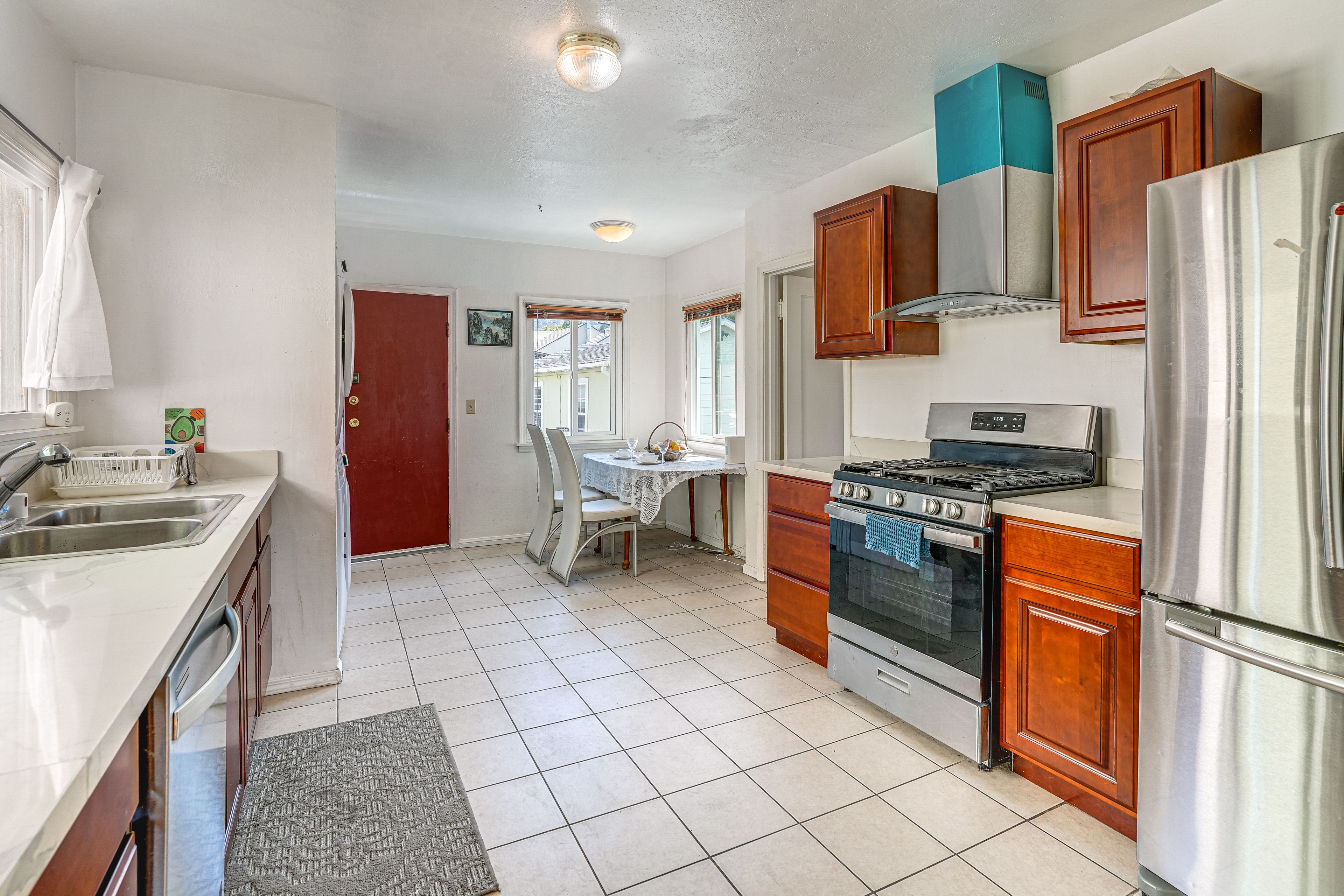 Kitchen | Dining Table | Washer/Dryer