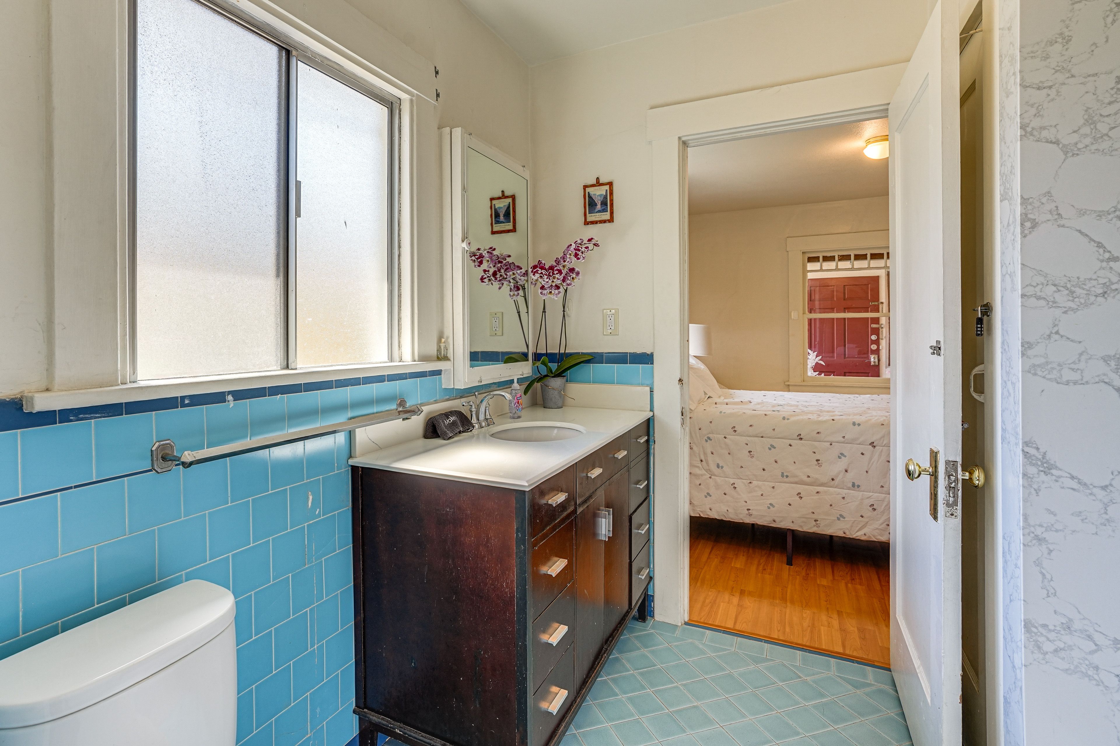 Jack-and-Jill Bathroom | Towels Provided