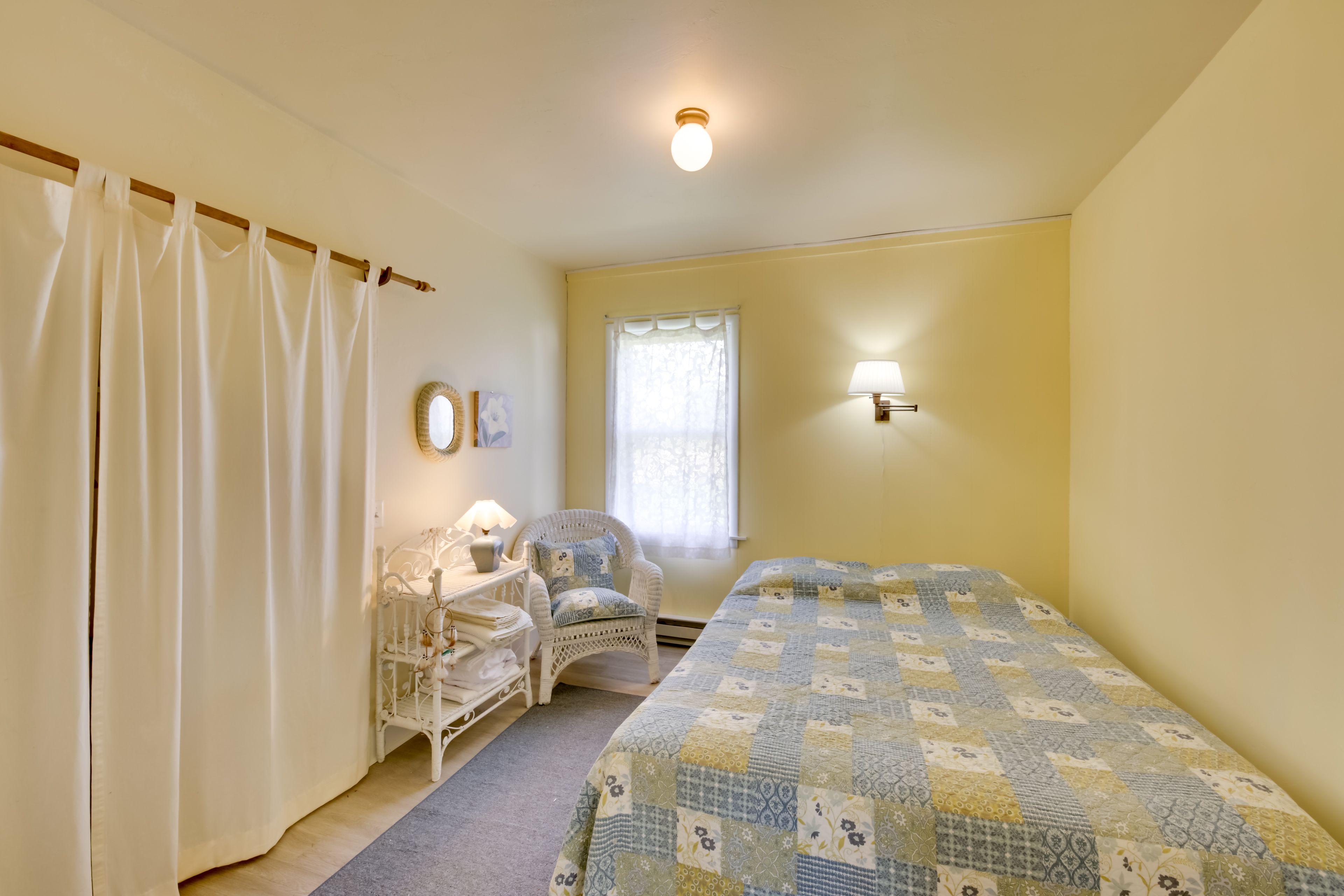Bedroom 1 | Queen Bed