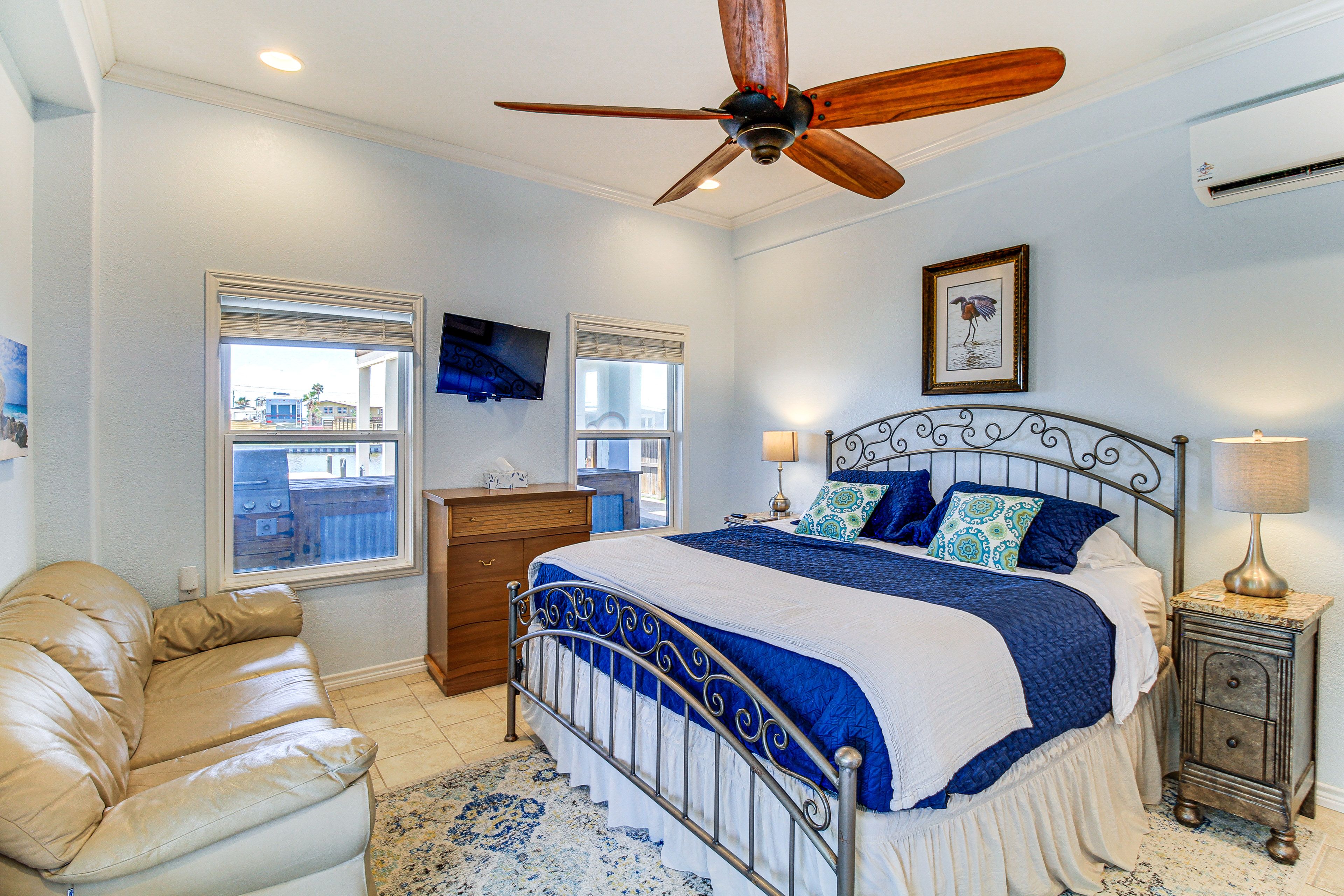 Bedroom 2 | King Bed | En-Suite Bathroom | 1st Floor