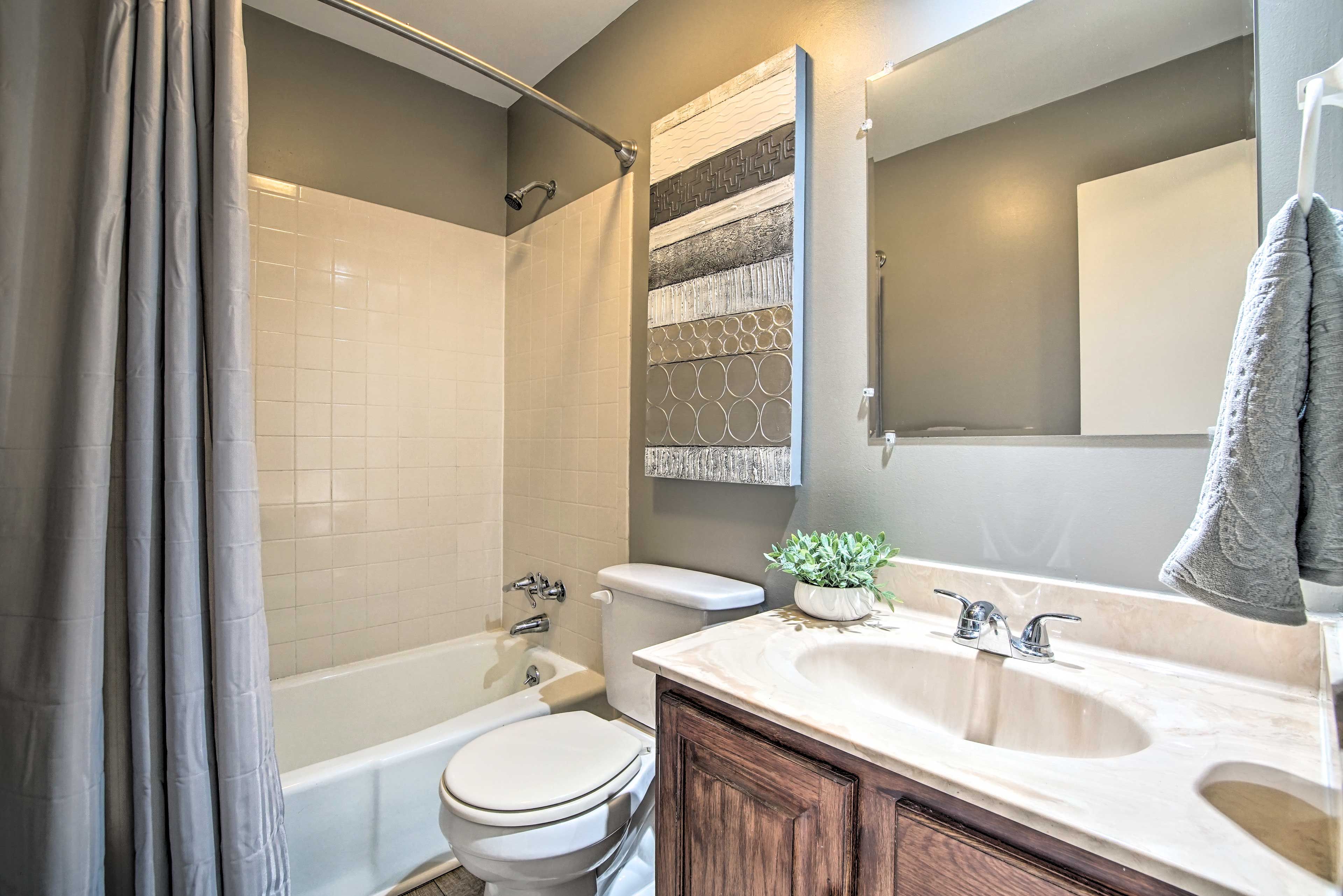 Full Bathroom | Complimentary Toiletries