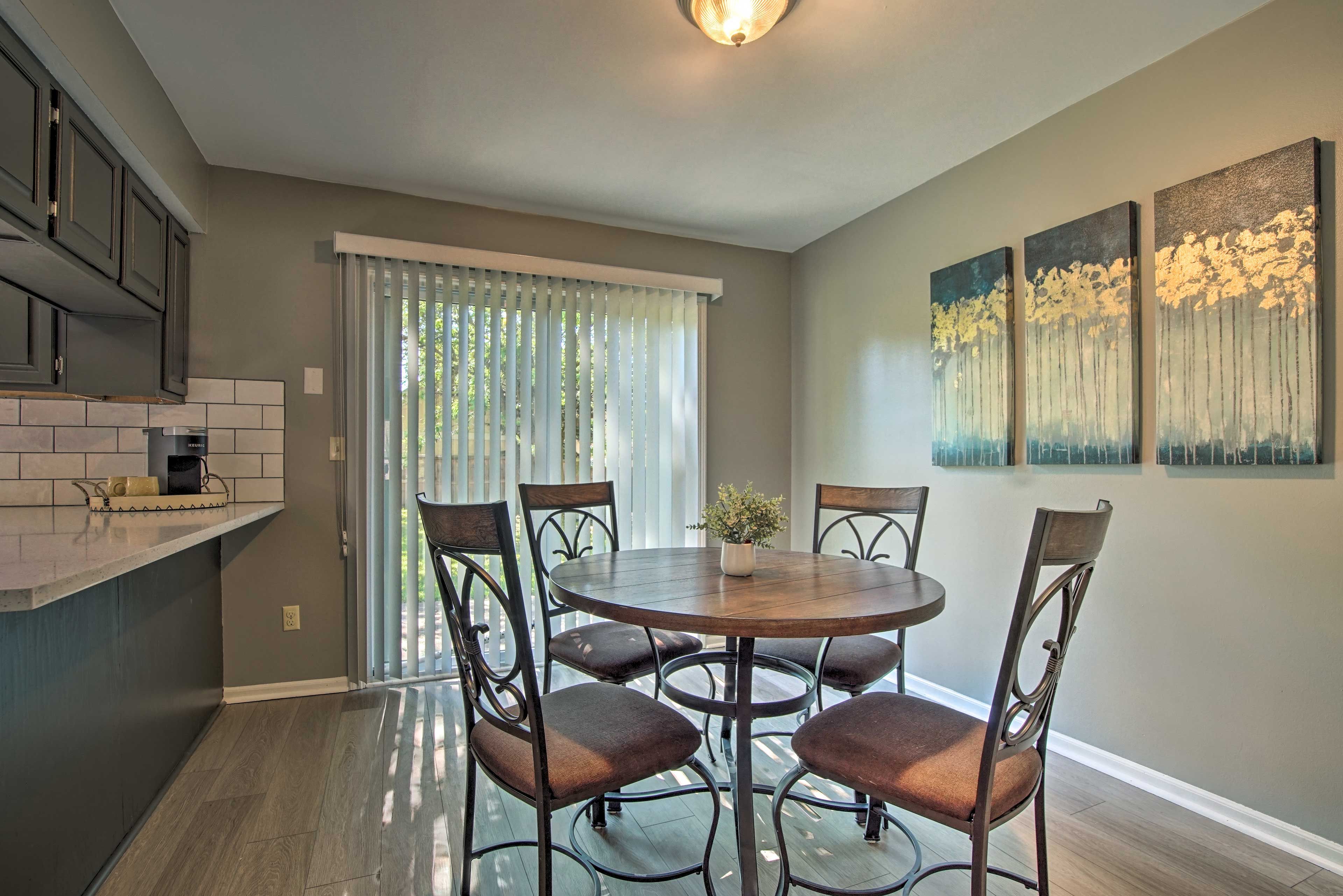 Dining Area | Dishware/Flatware Available