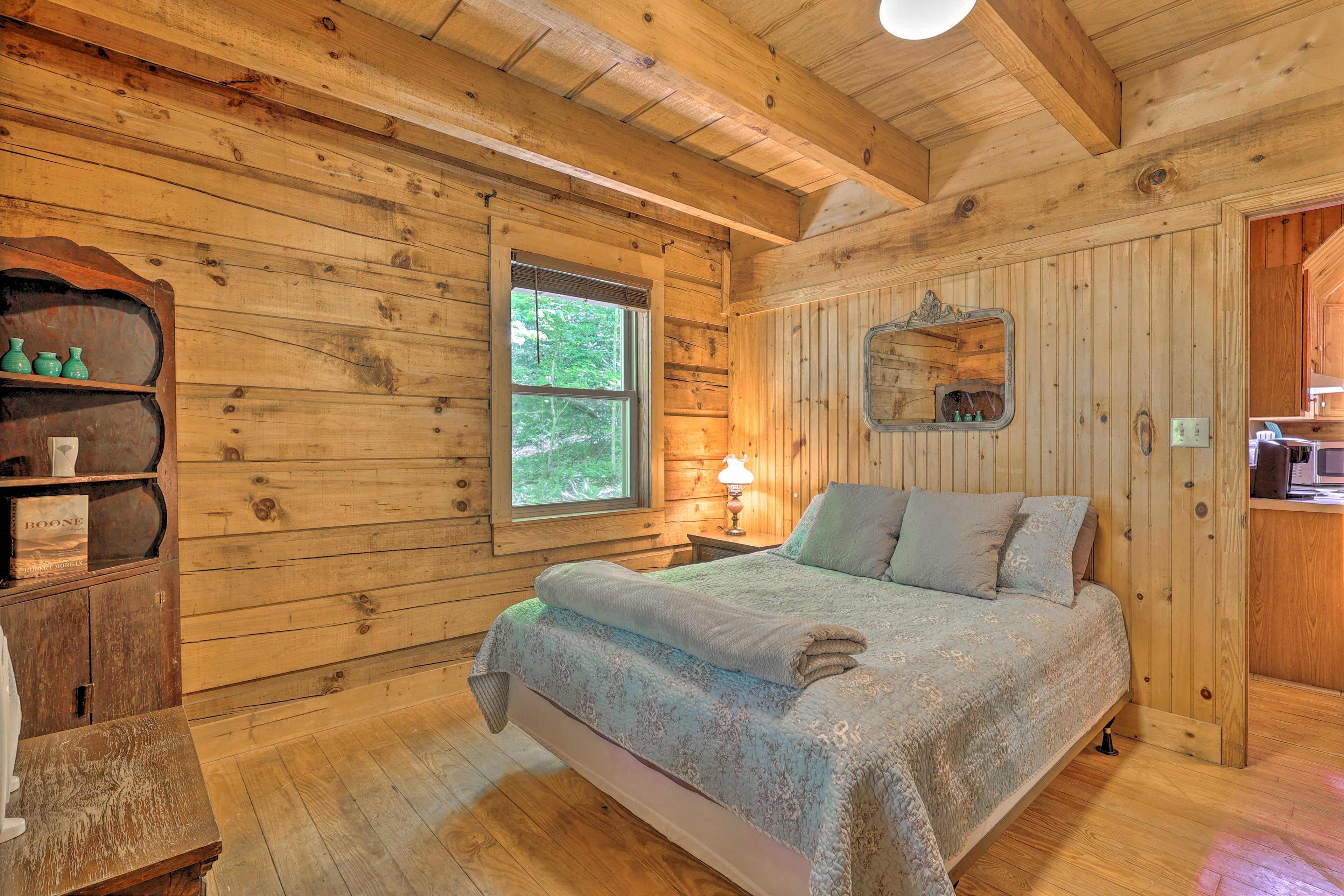 Bedroom 1 | Queen Bed