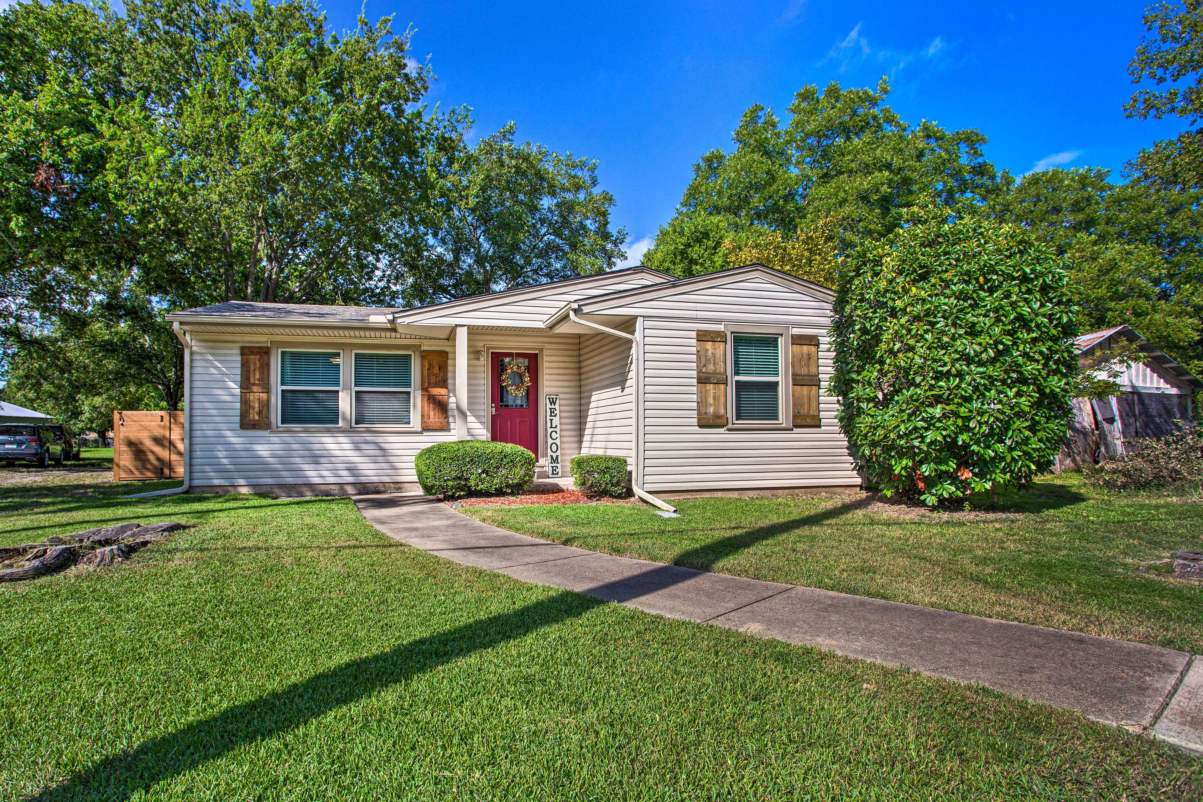 Forney Vacation Rental | 2BR | 1BA | 2 Steps Required for Entry | 868 Sq Ft