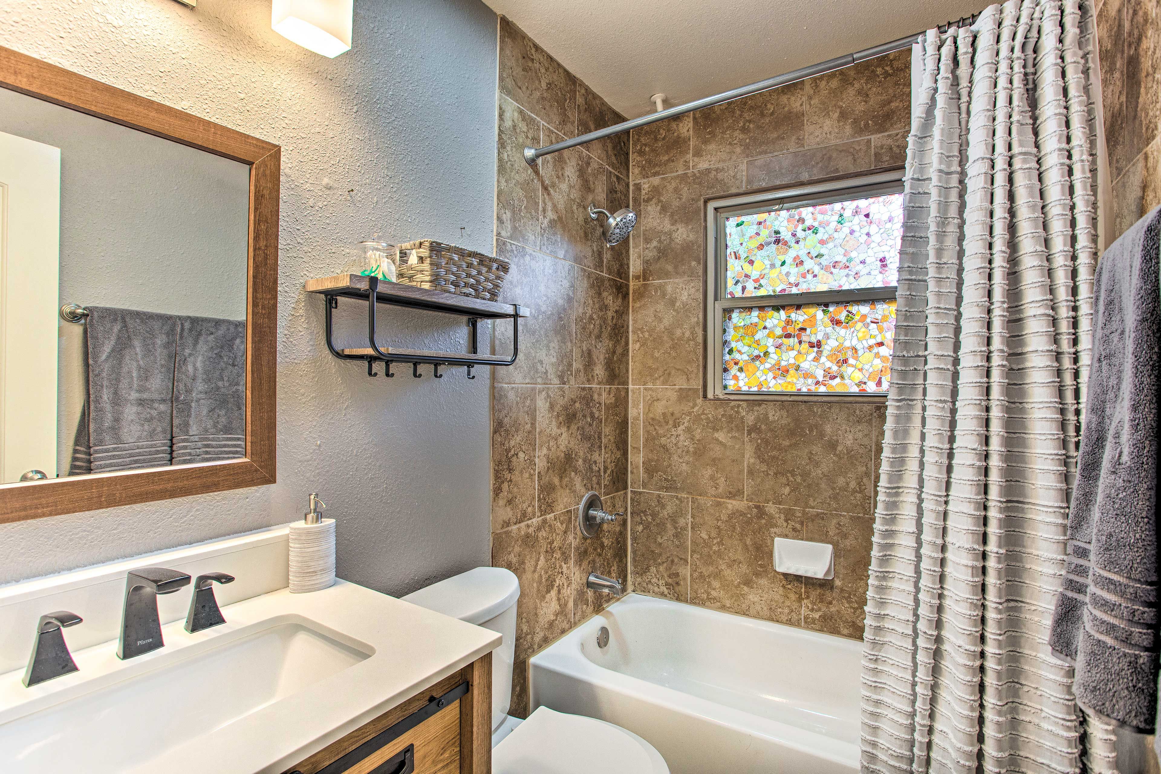 Full Bathroom | Linens & Towels | Complimentary Toiletries | Hair Dryer