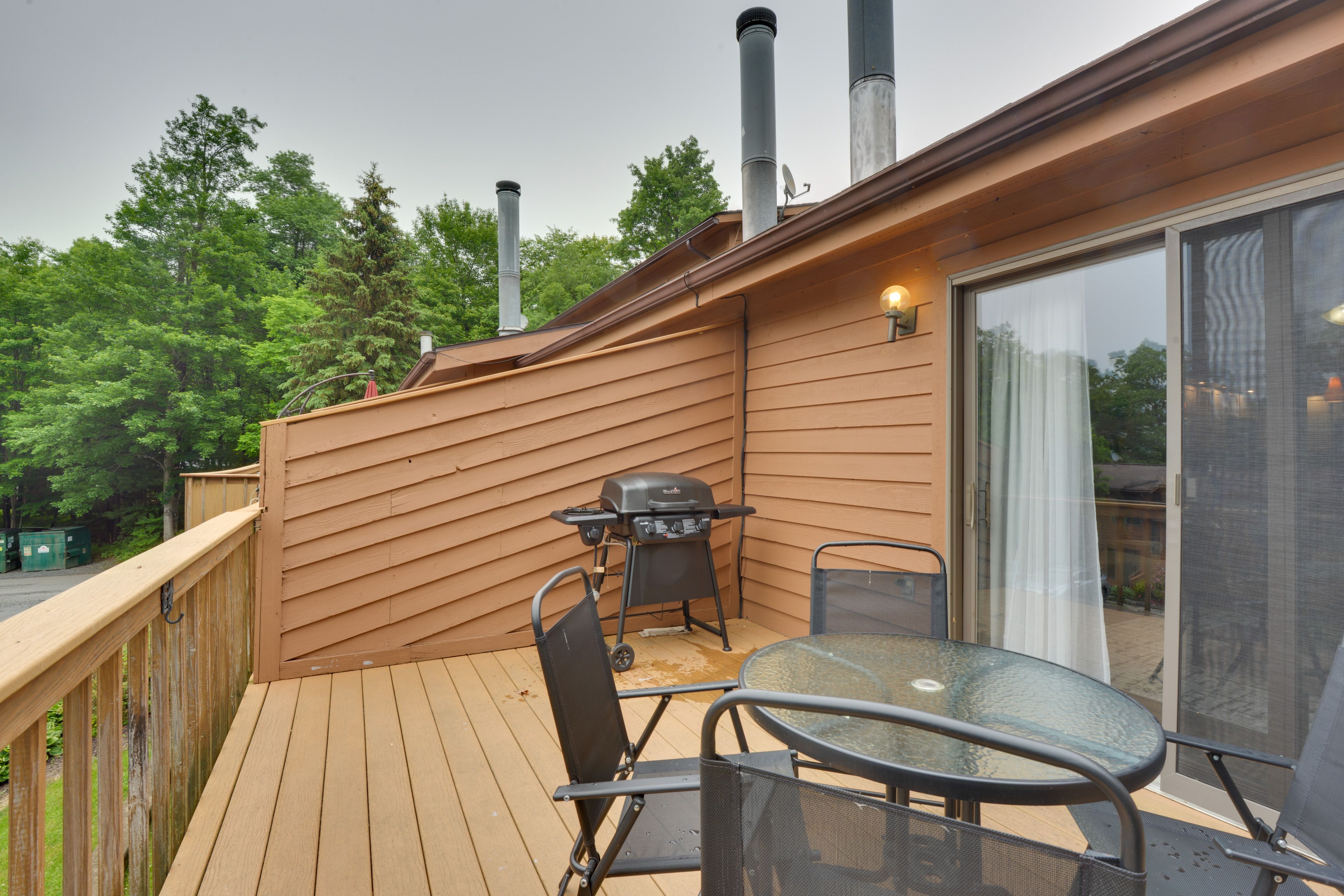 Deck | 2,500 Sq Ft | Gas Grill | Outdoor Seating Areas