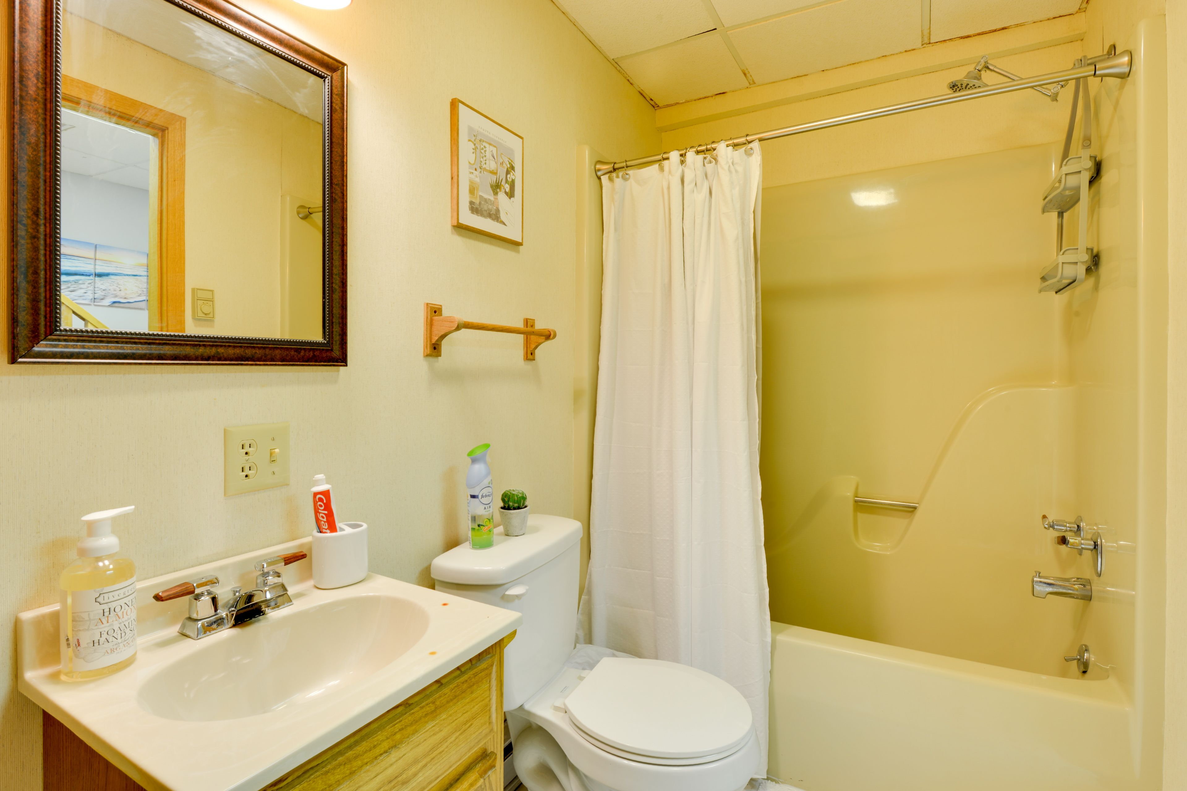 Full Bathroom | 2nd Floor | Linens & Towels Provided