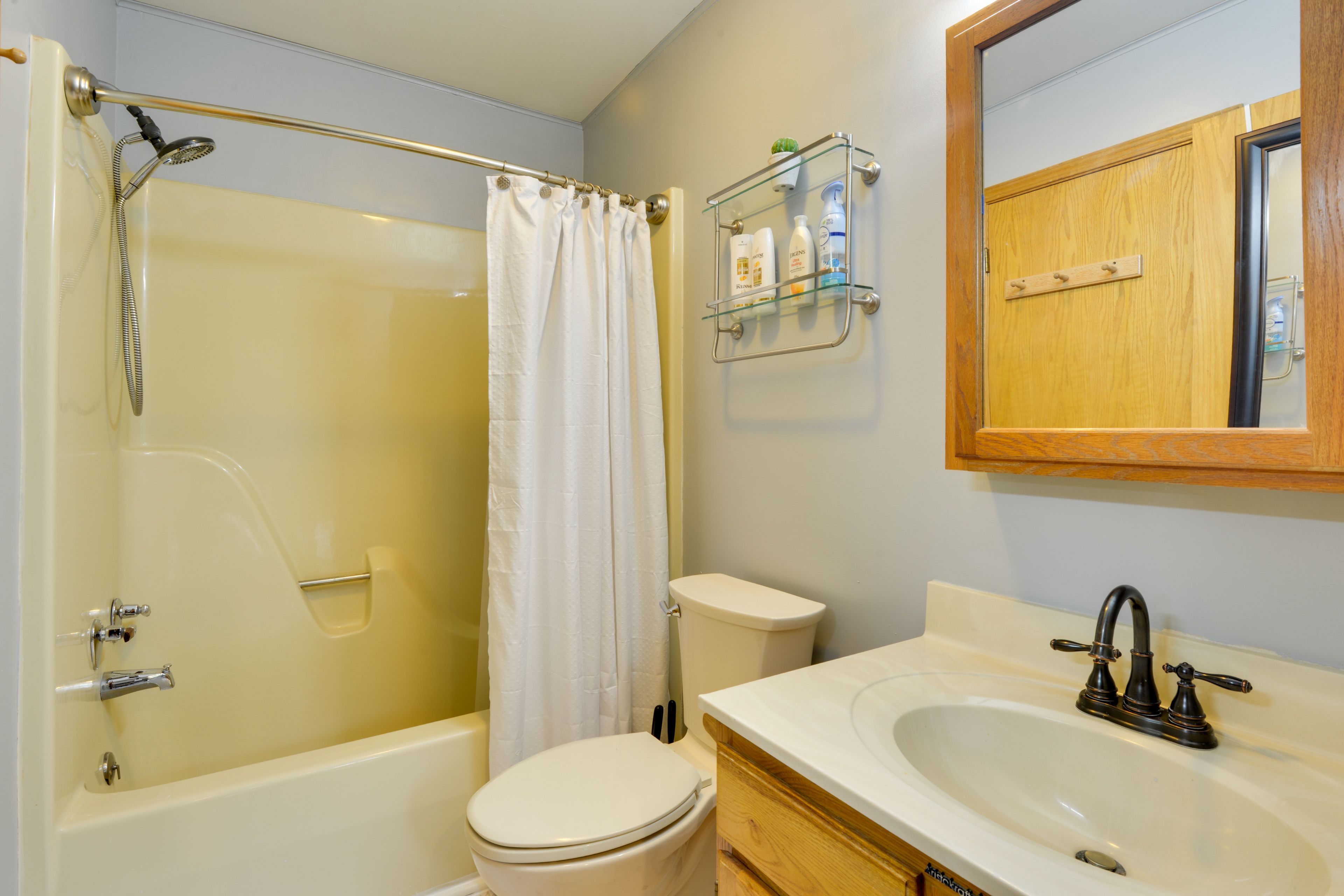 Full Bathroom | 2nd Floor | Complimentary Toiletries