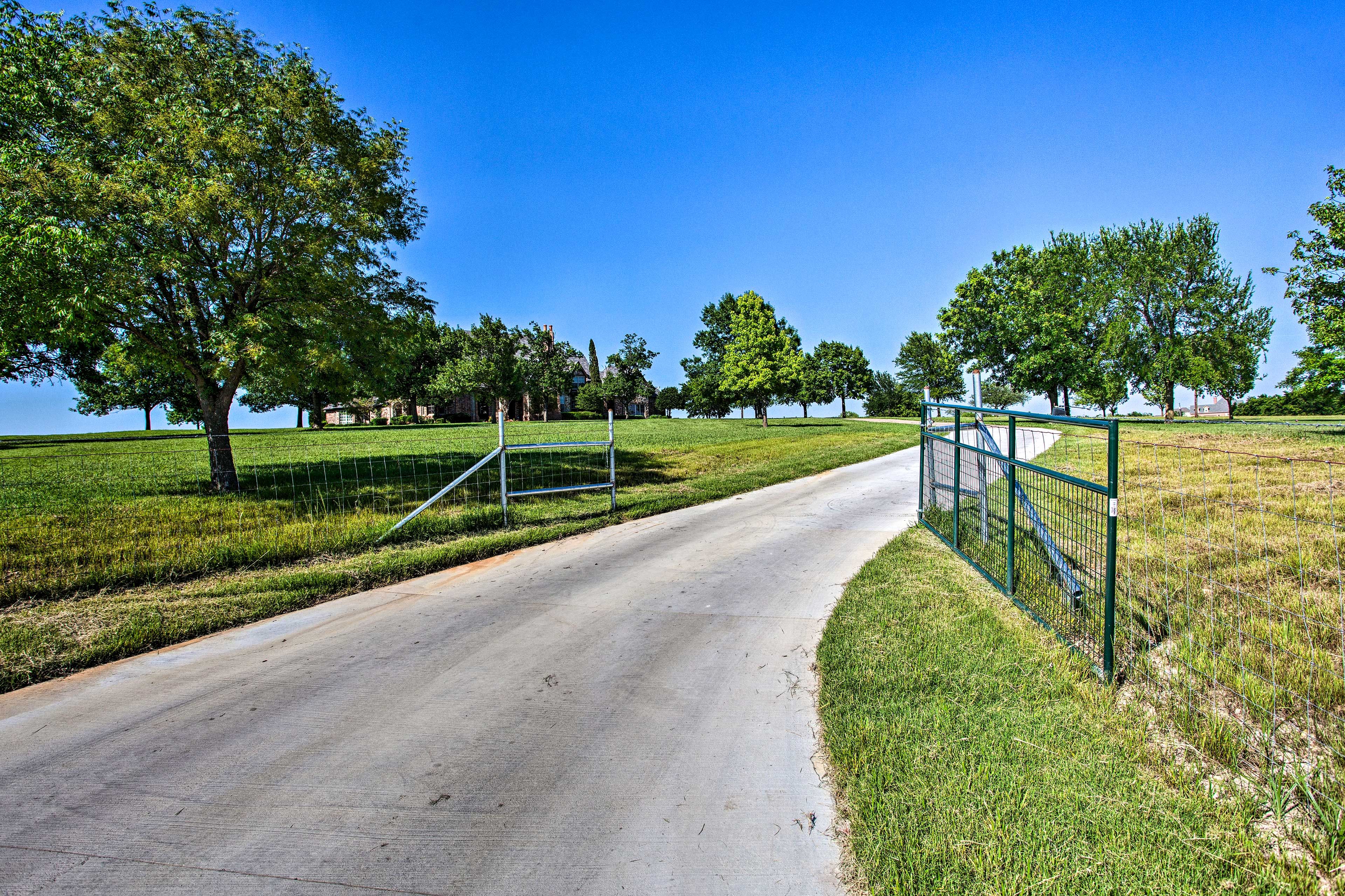 Parking | Garage (3 Vehicles) | Driveway (4 Vehicles) | RV & Trailer Parking