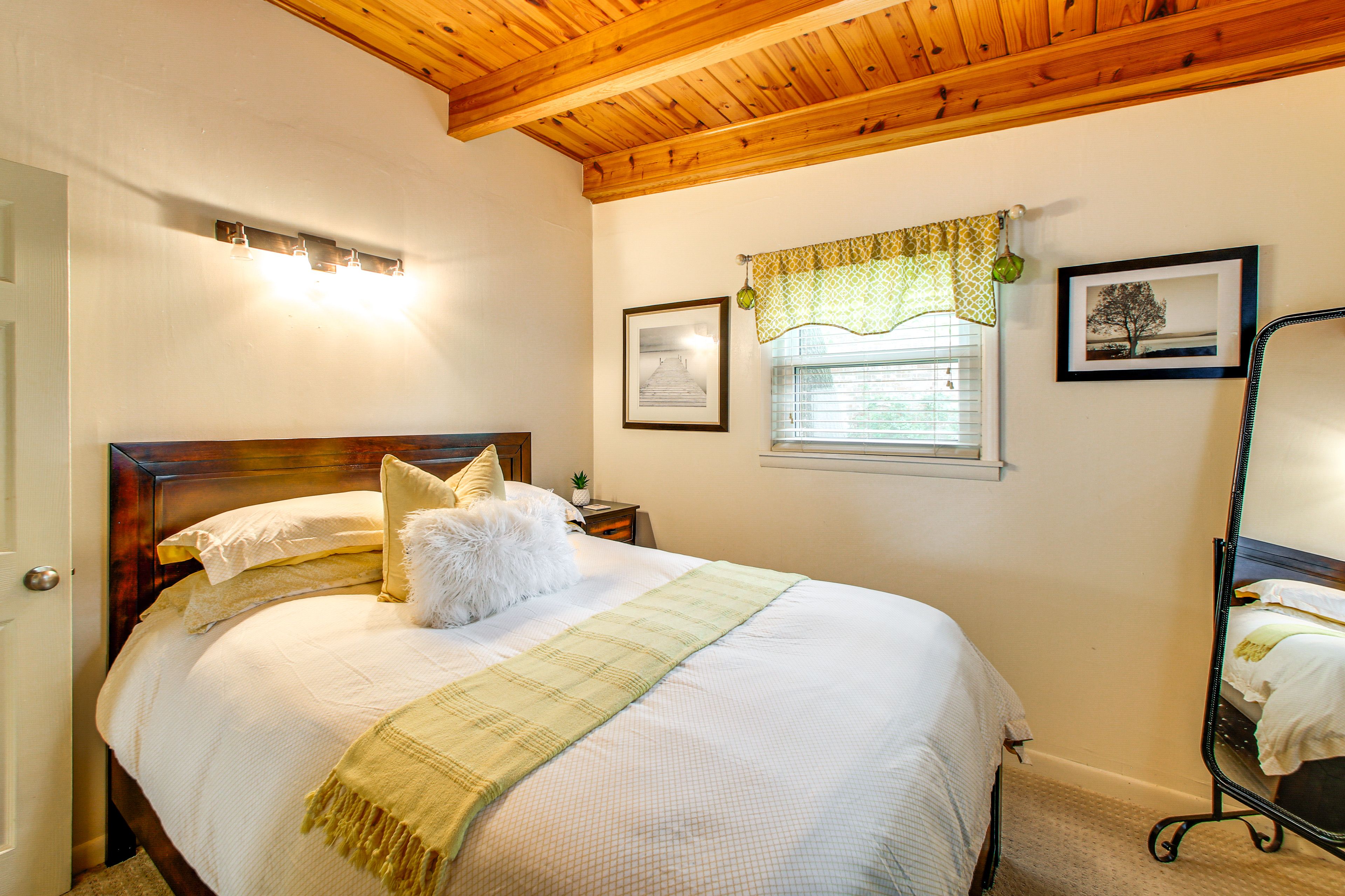Bedroom 2 | Queen Bed