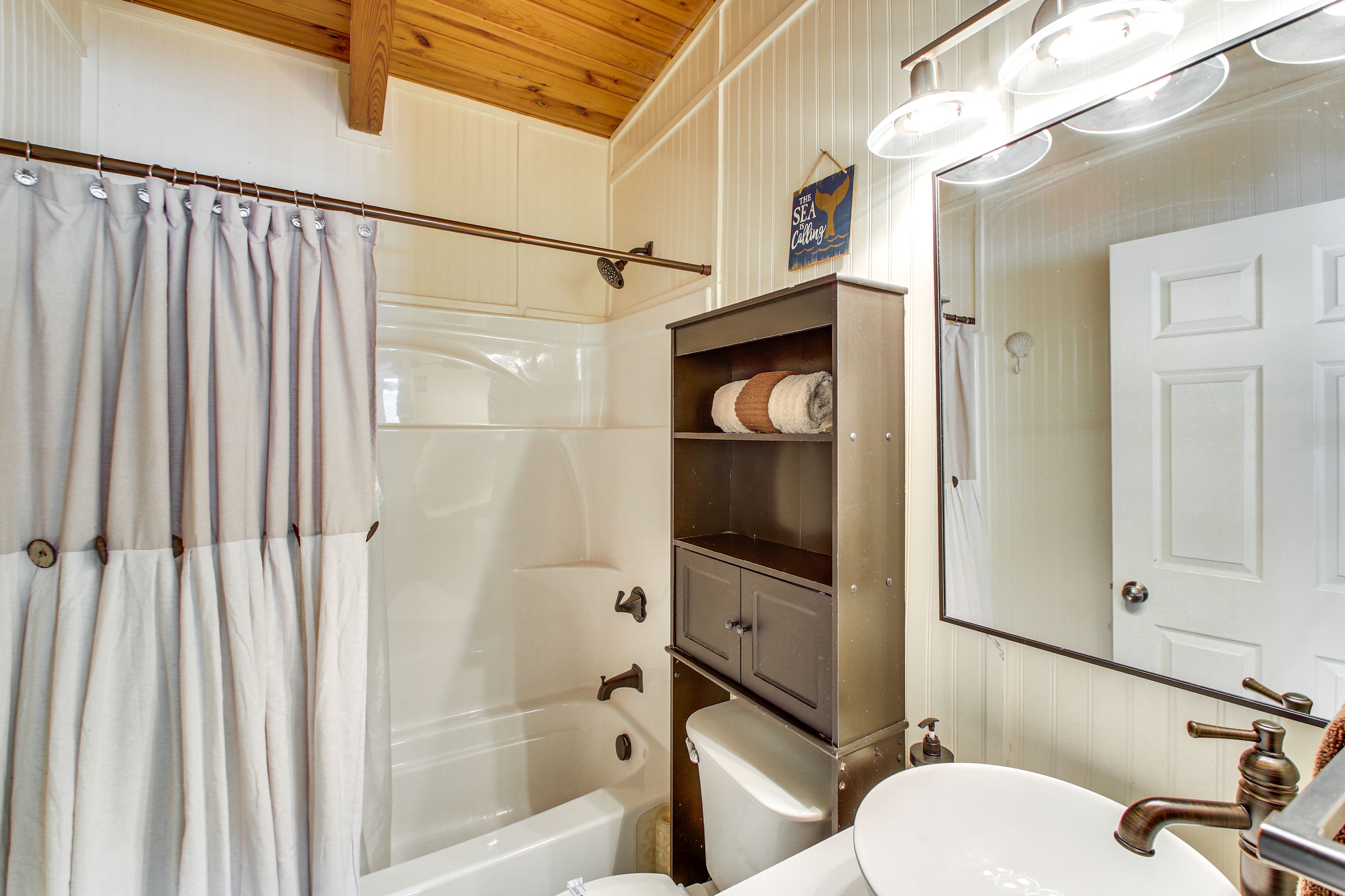 Full Bathroom | Complimentary Toiletries