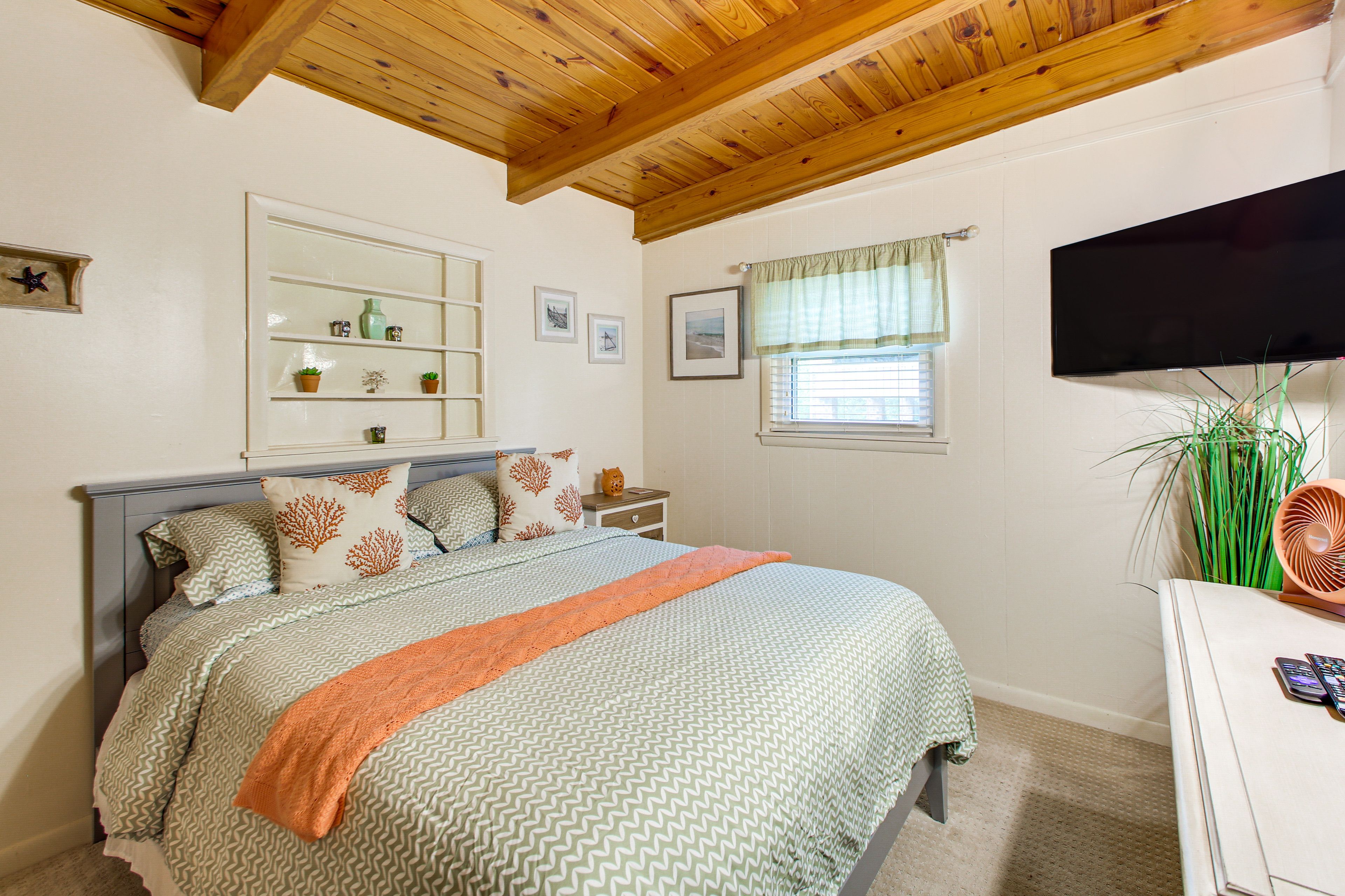 Bedroom 3 | Queen Bed