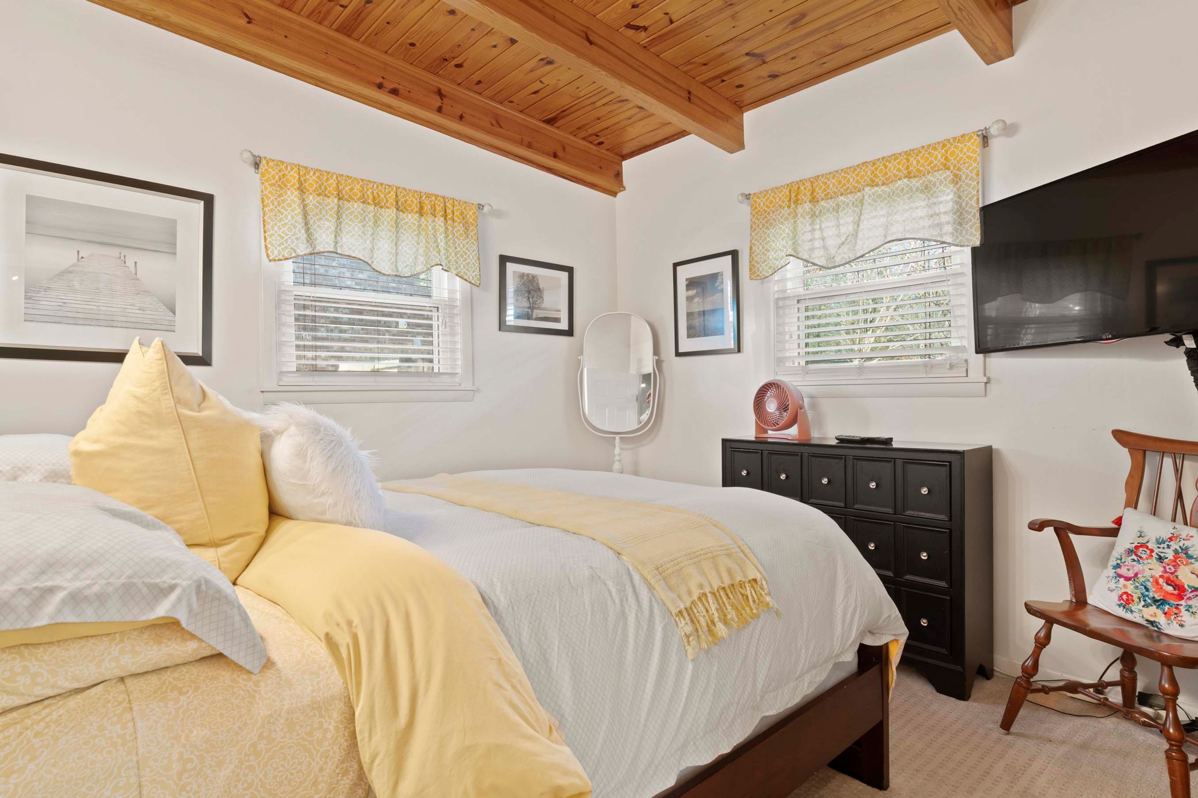 Bedroom 1 | Queen Bed