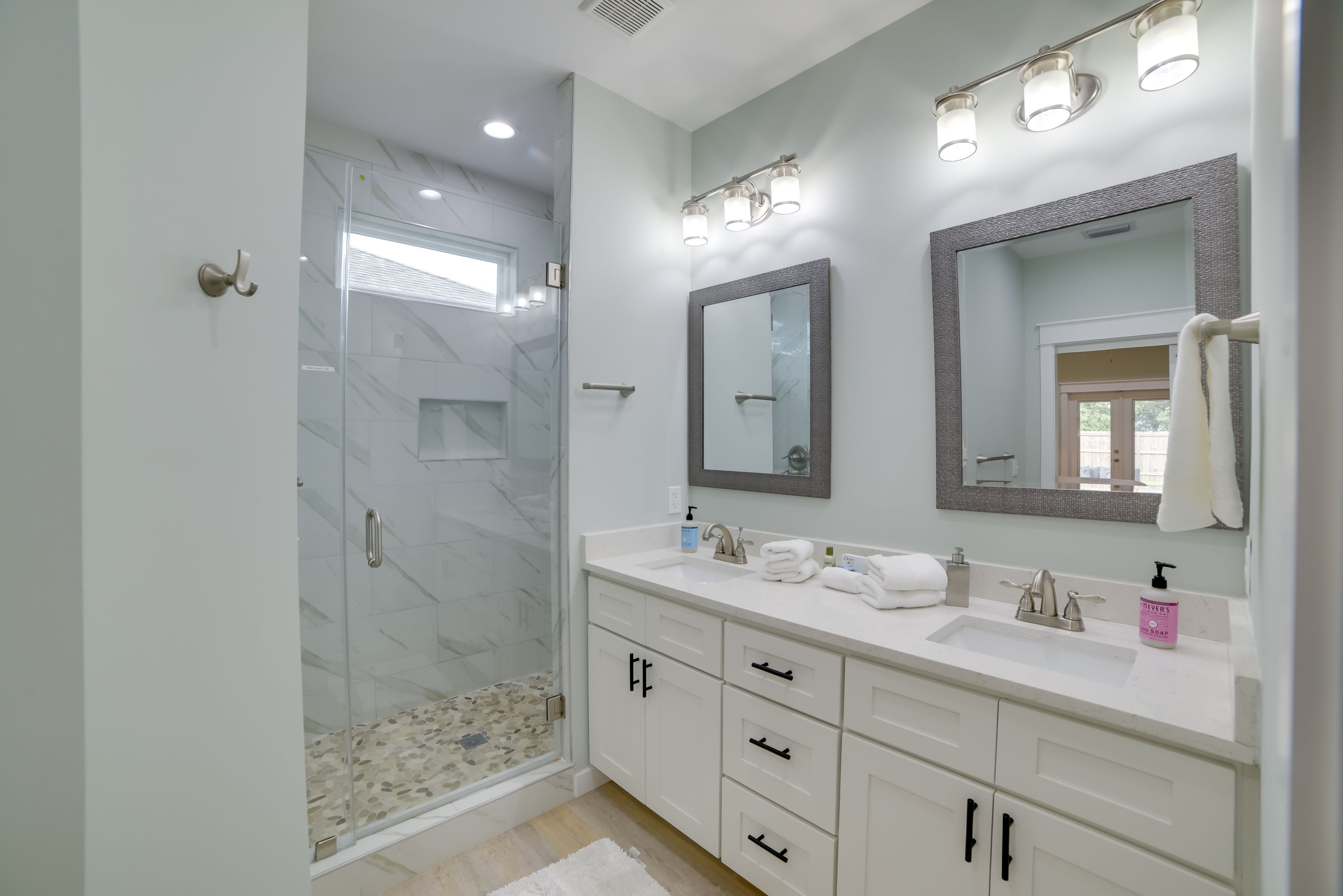 Full Bathroom | Complimentary Toiletries | Towels Provided