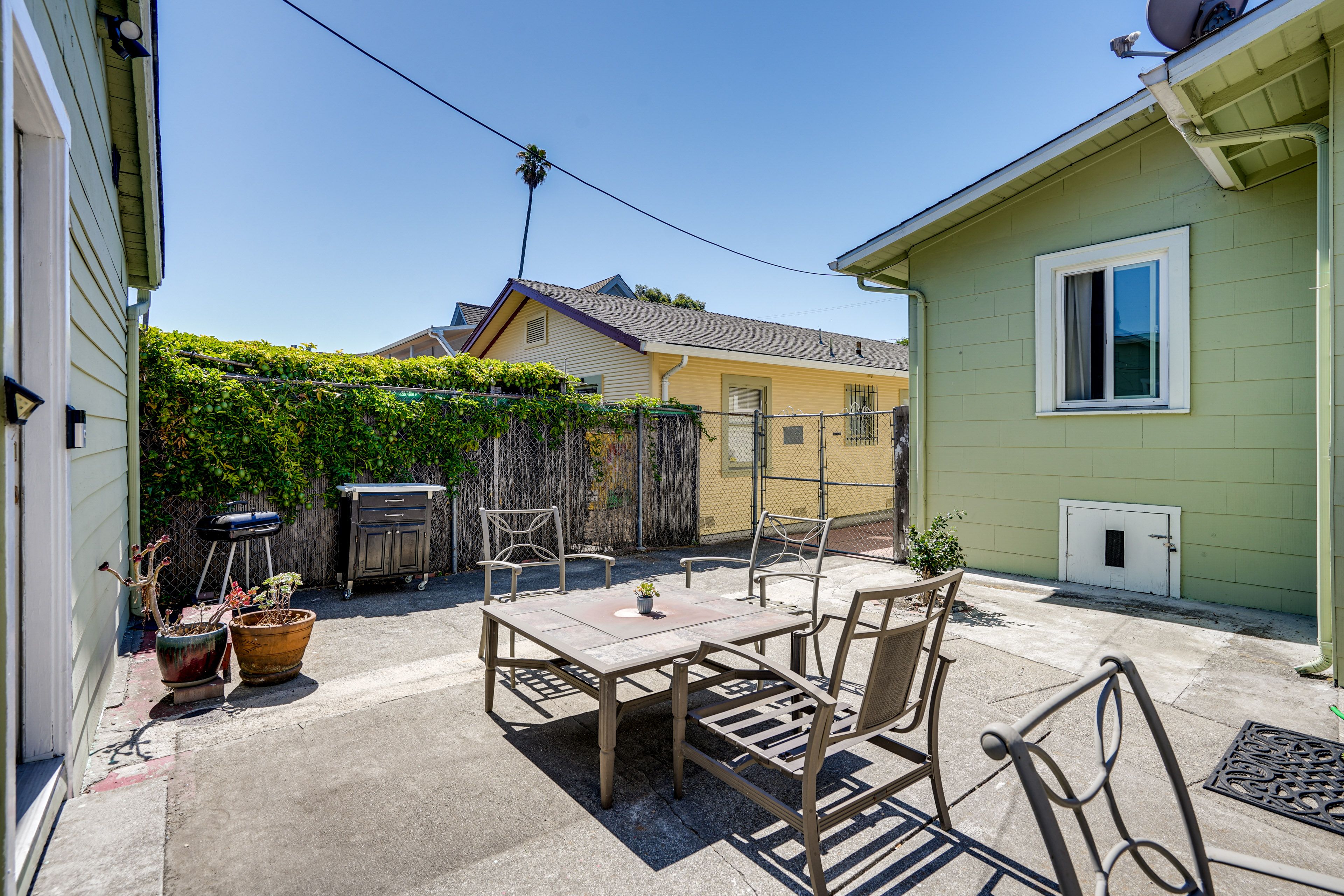 Oakland Vacation Rental | Studio | 1BA | 300 Sq Ft | 2 Steps to Enter