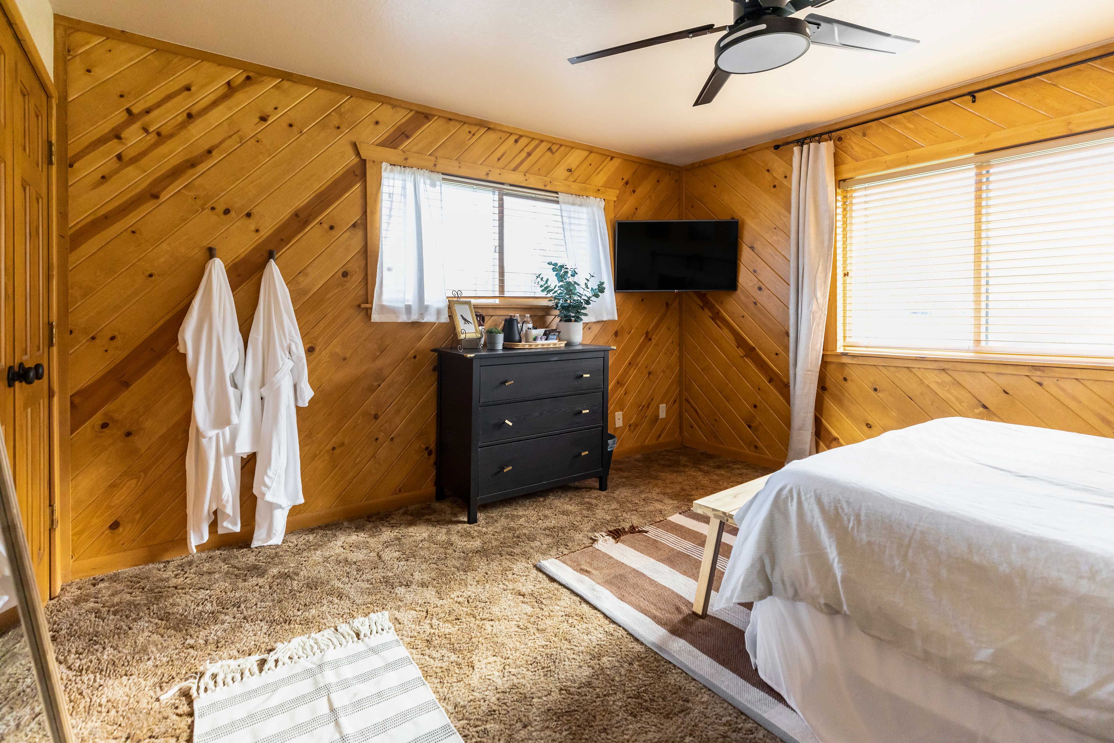 Bedroom 4 | Queen Bed
