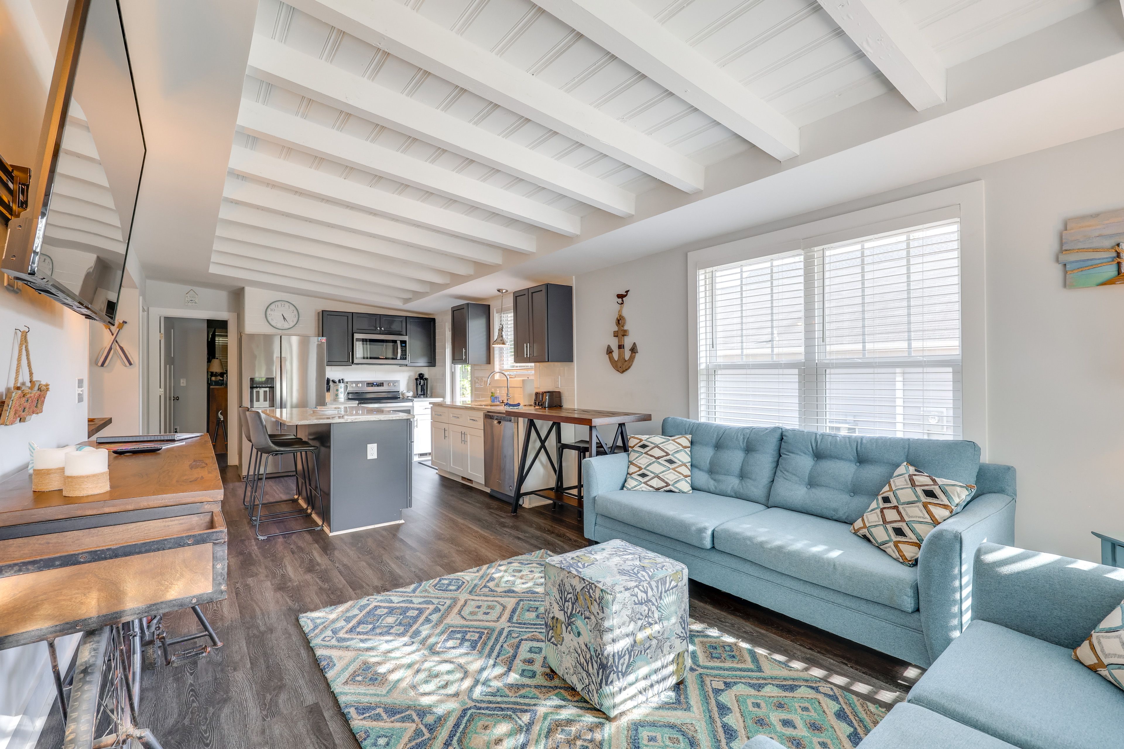 Living Room | Central Heat & A/C | Smart TV | Free WiFi (5G Speeds)