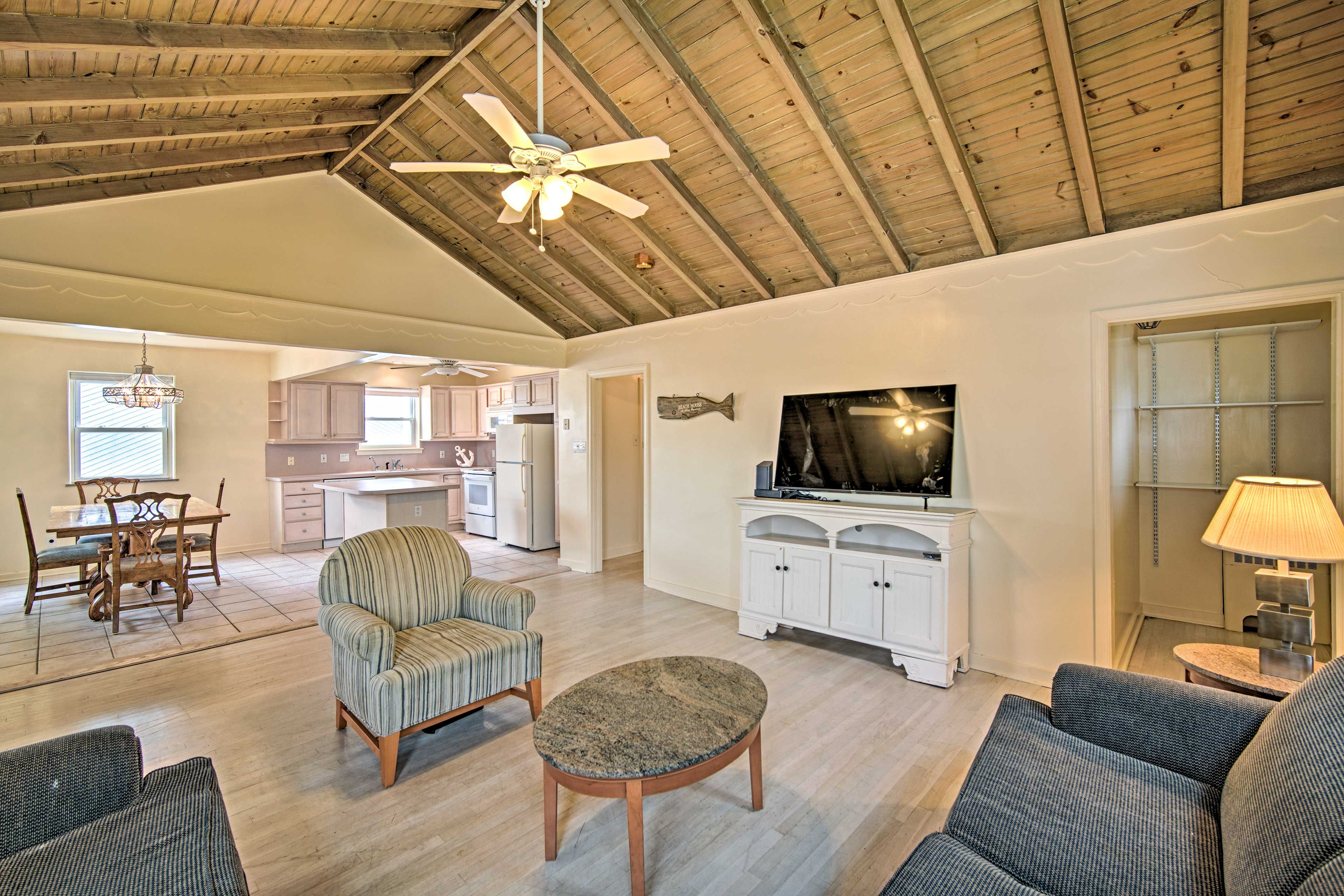Upstairs Living Room | Smart TV w/ Cable
