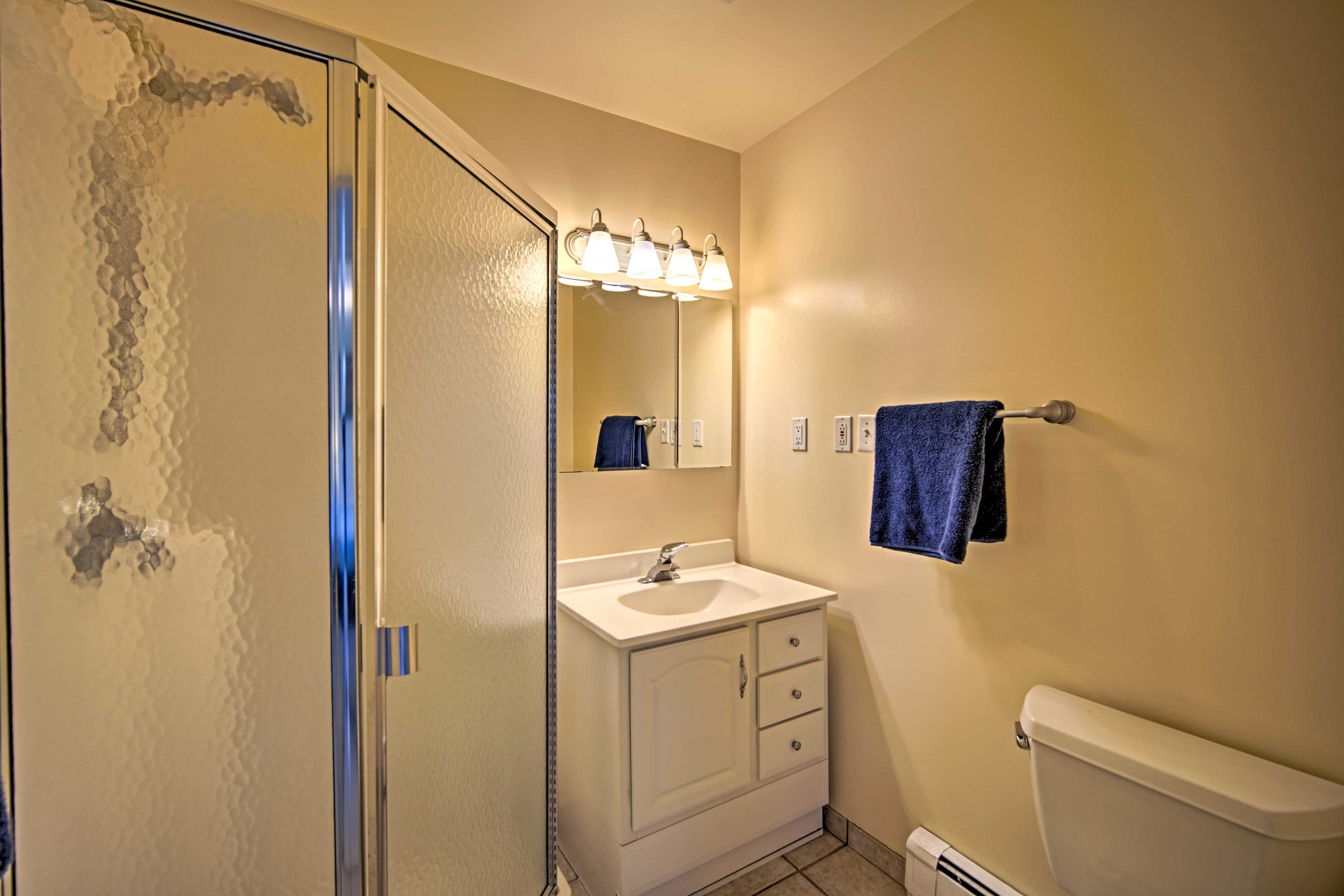 Full Bathroom | Towels Provided
