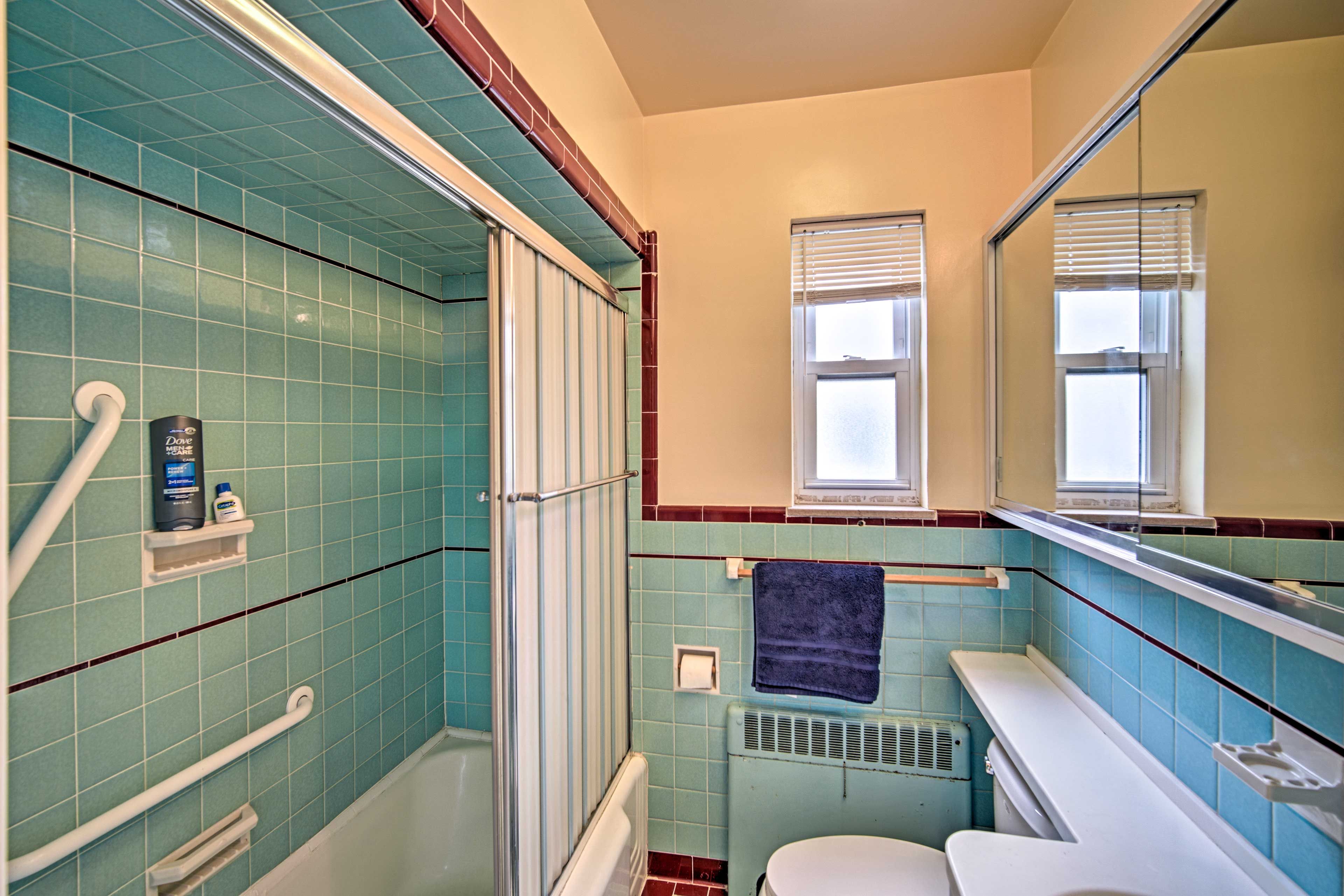 Full Bathroom | Complimentary Toiletries