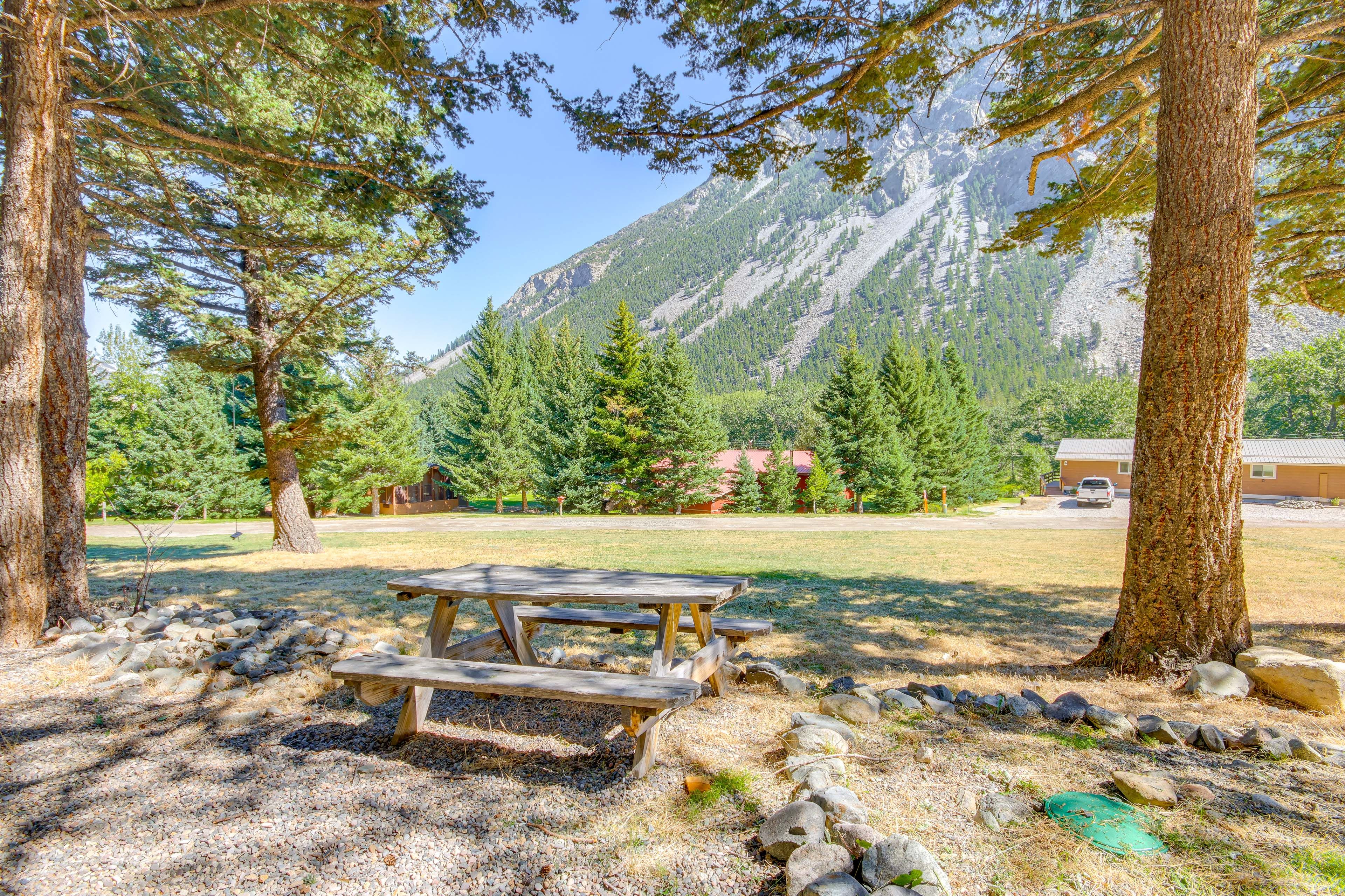 Picnic Table | Mountain Views | Walk to Boulder River