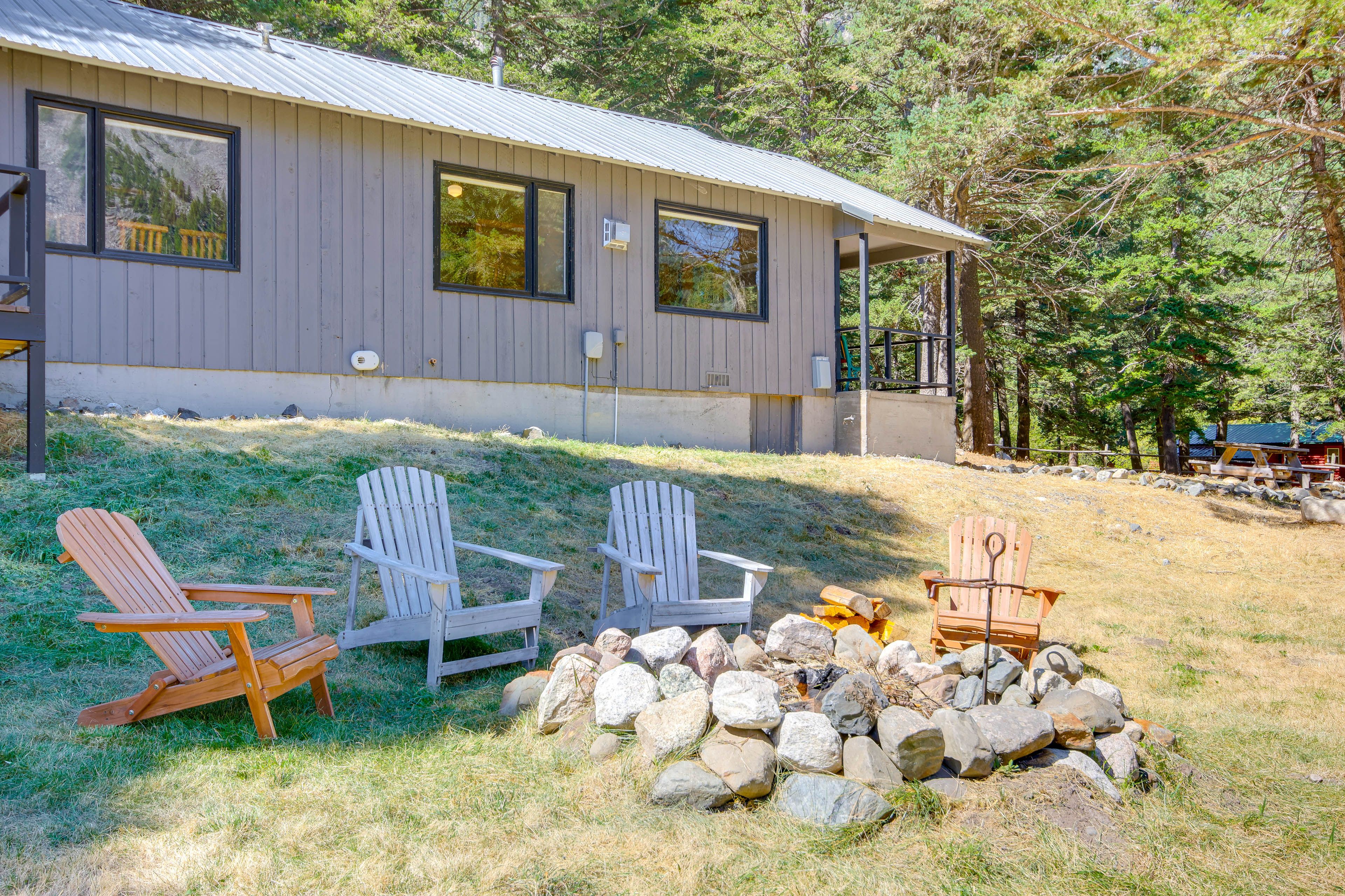 Yard | Fire Pit | Cornhole