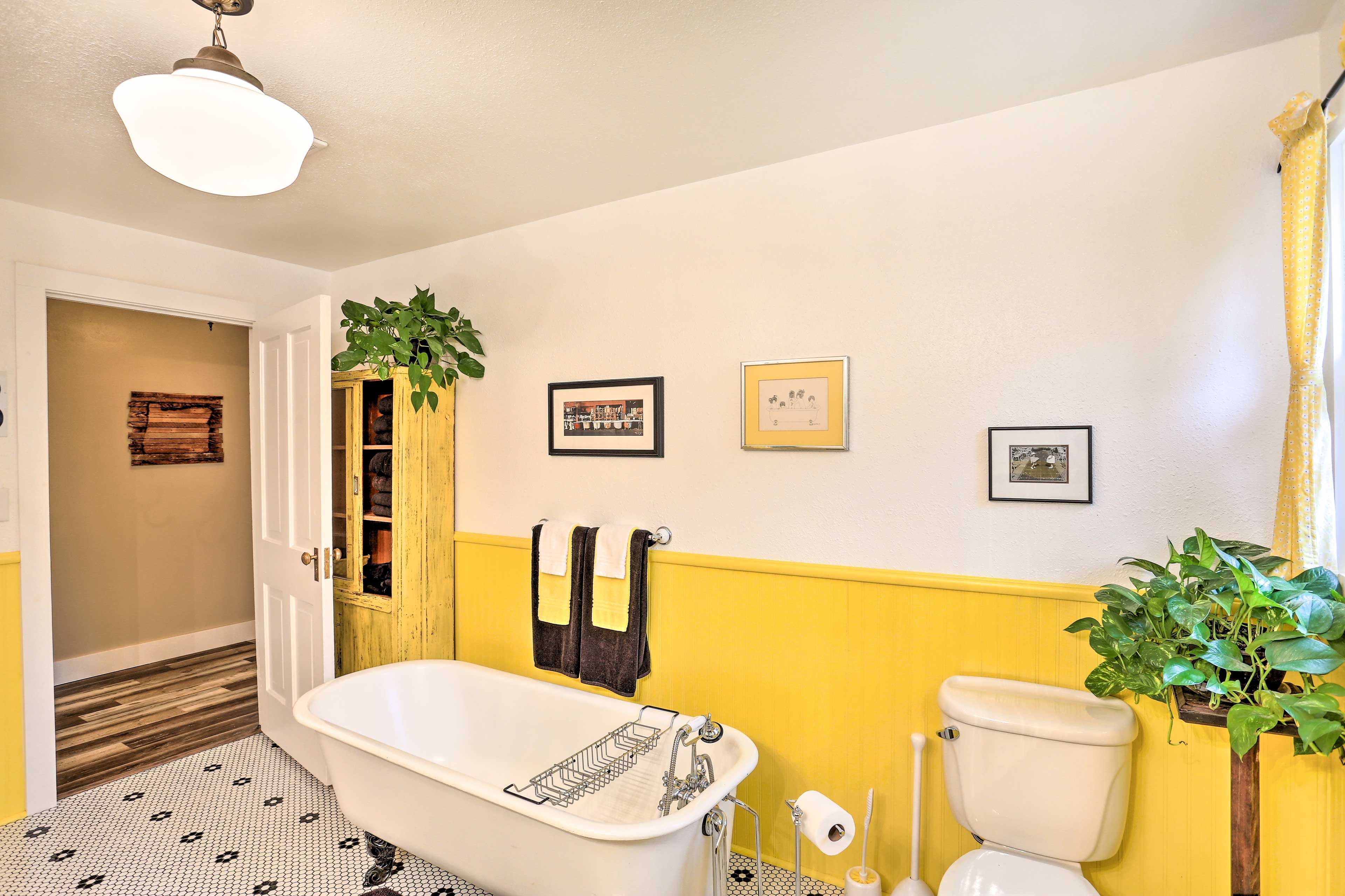 Full Bathroom | Clawfoot Tub