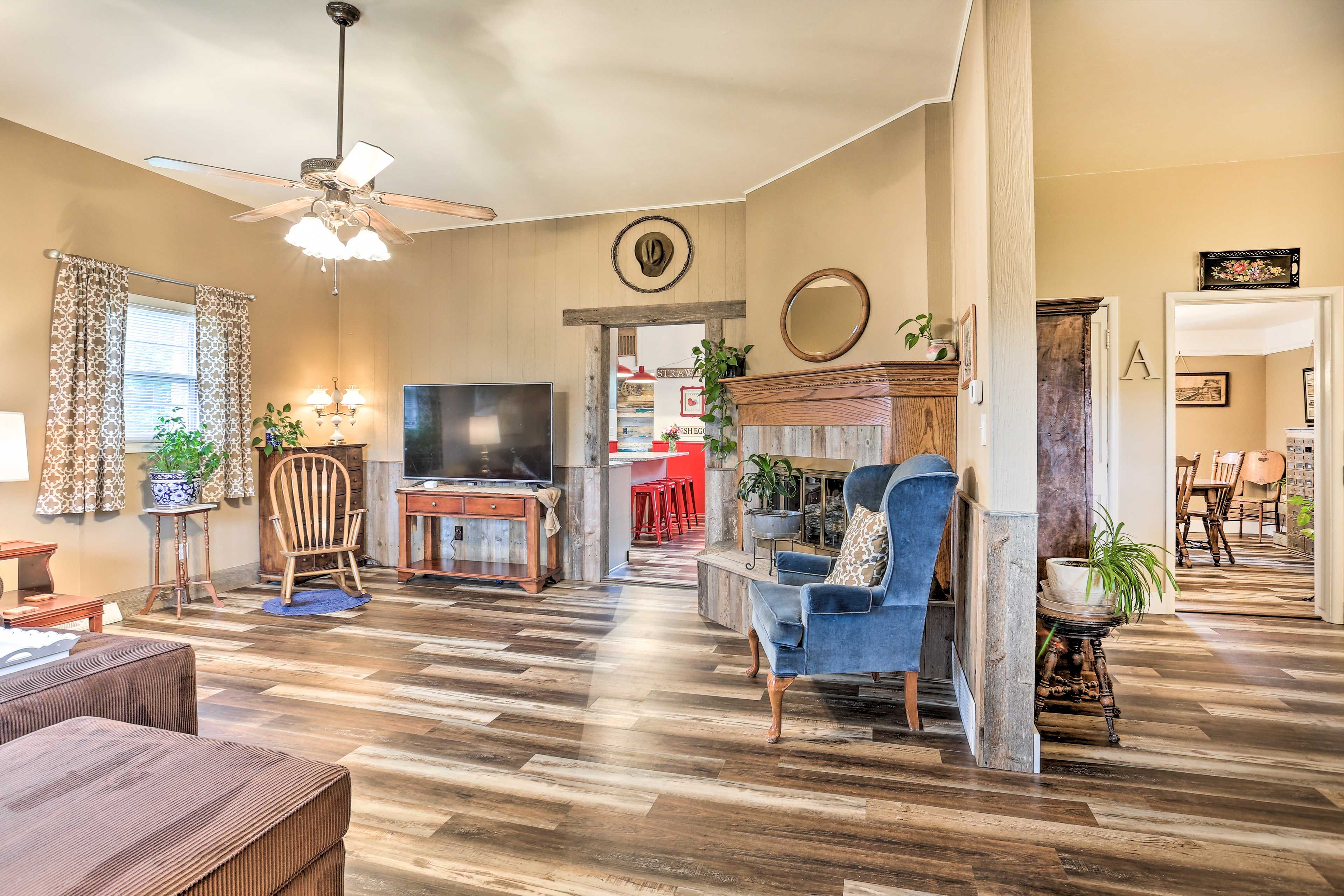 Living Room | Smart TV | Central A/C