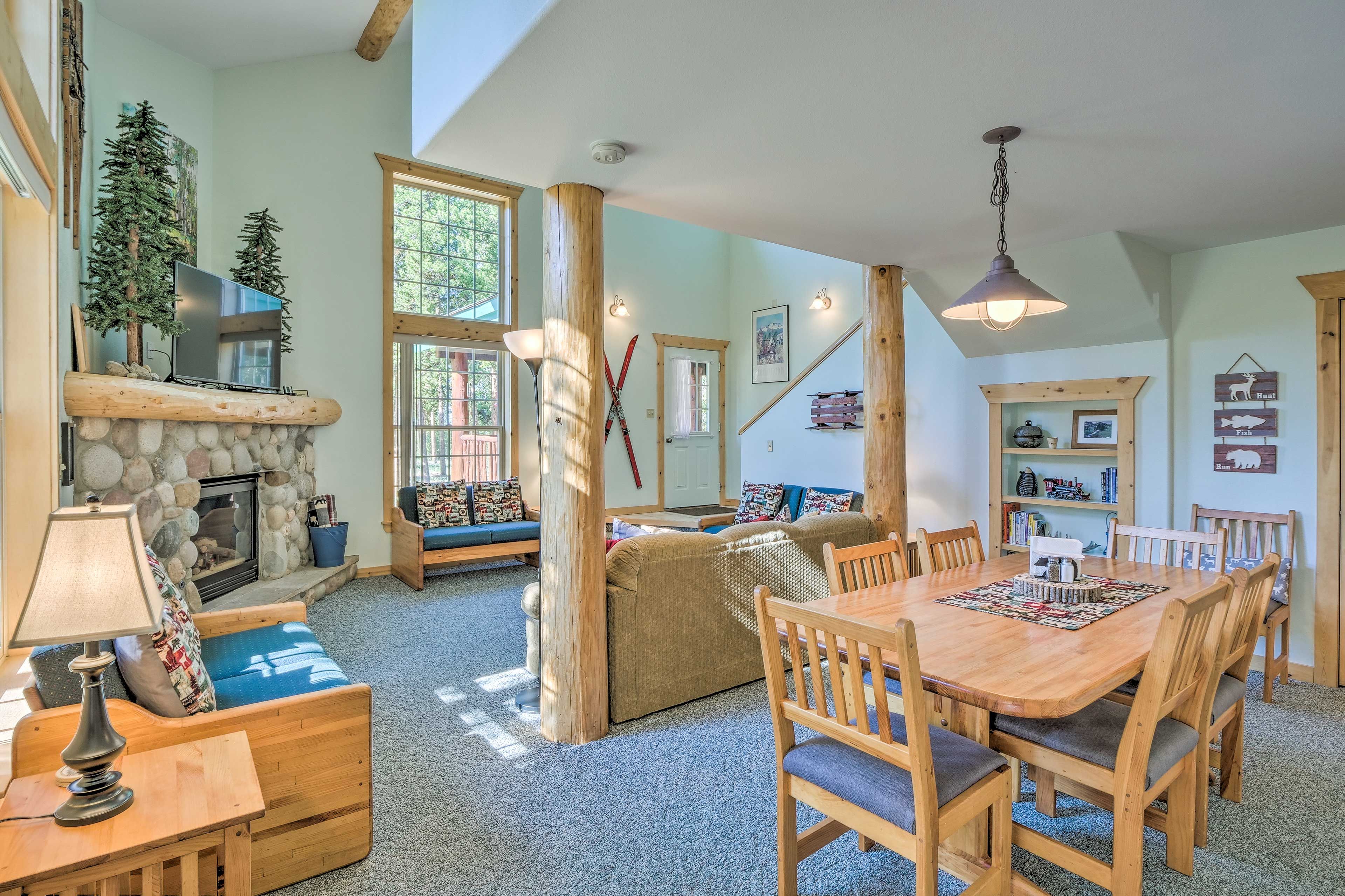Living Room | 6-Person Dining Table