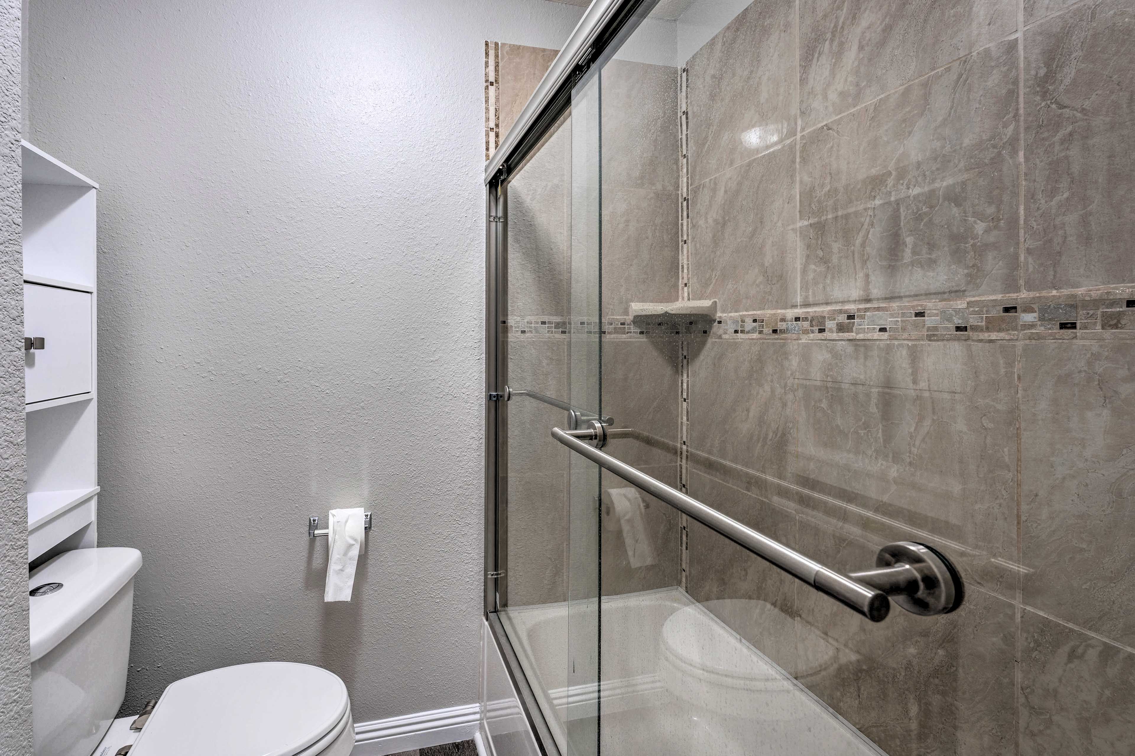 Full Bathroom | Towels Provided