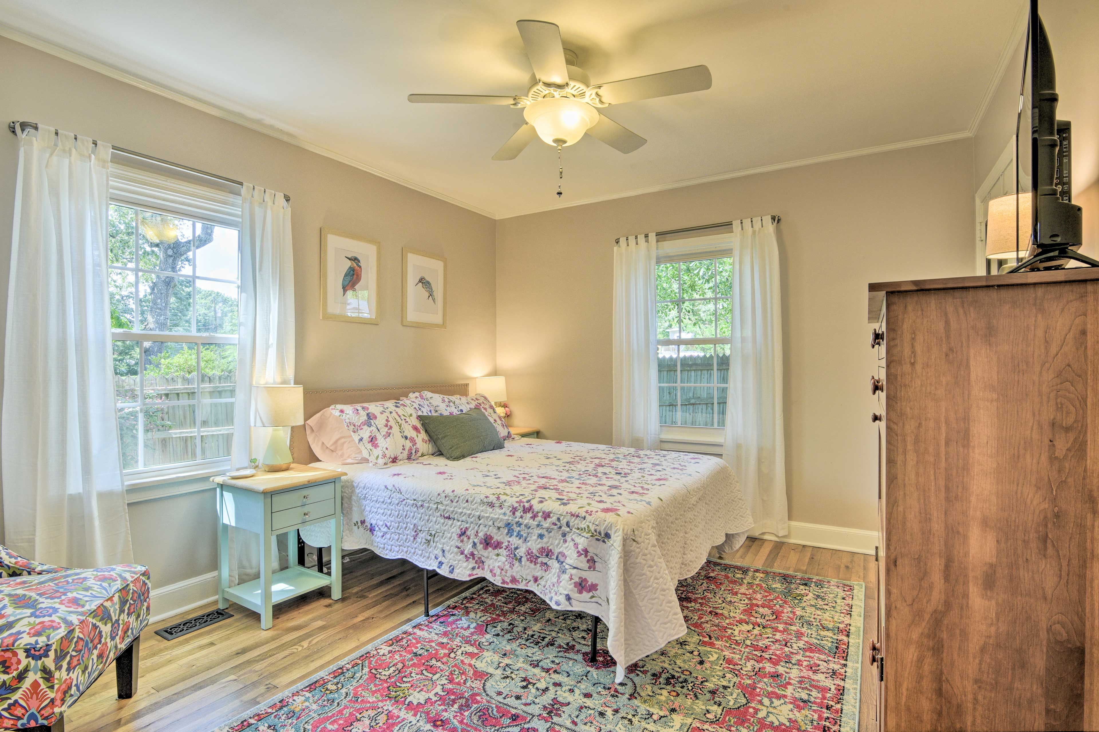 Bedroom 1 | Queen Bed | Smart TV