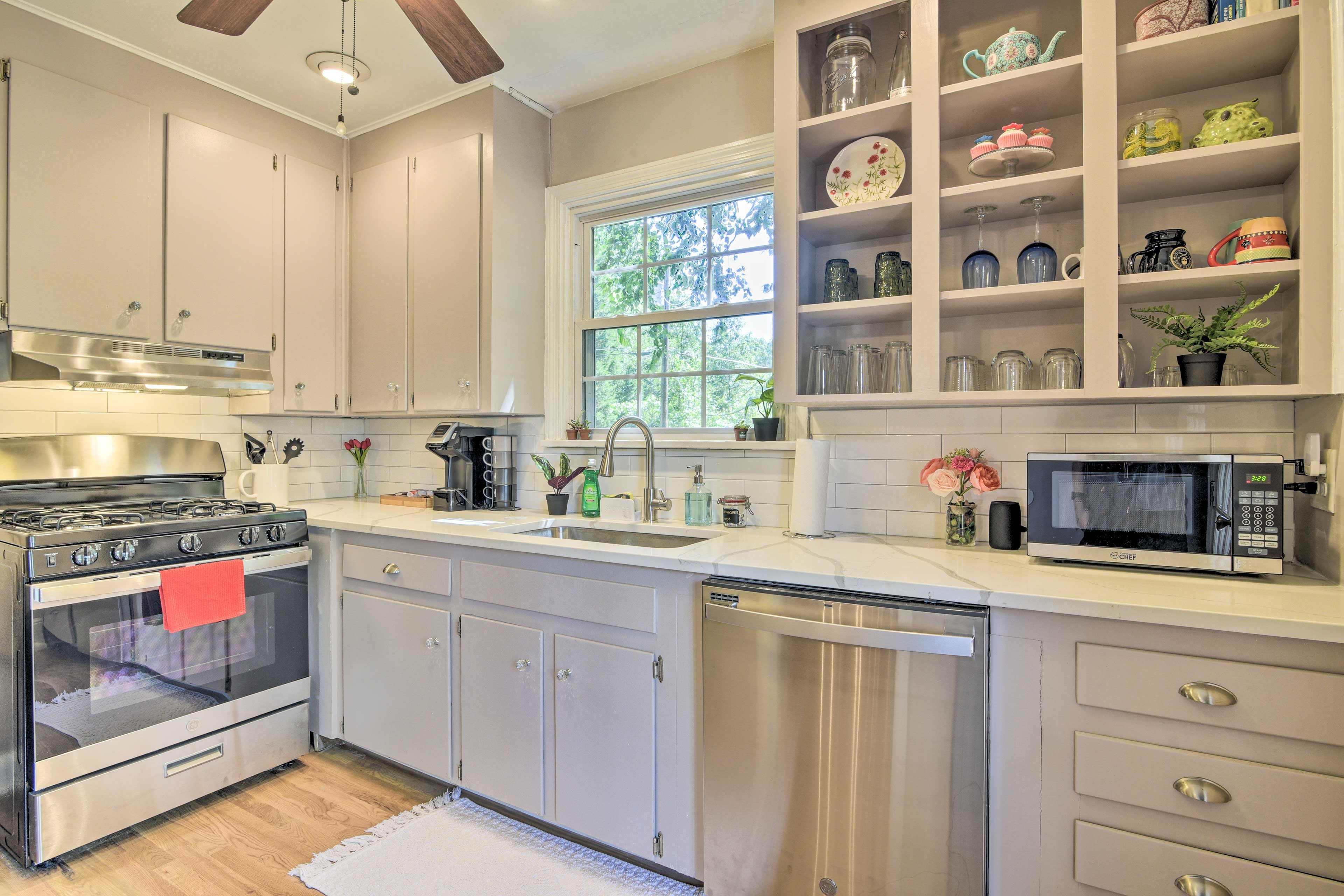 Fully Equipped Kitchen | Dishware & Flatware