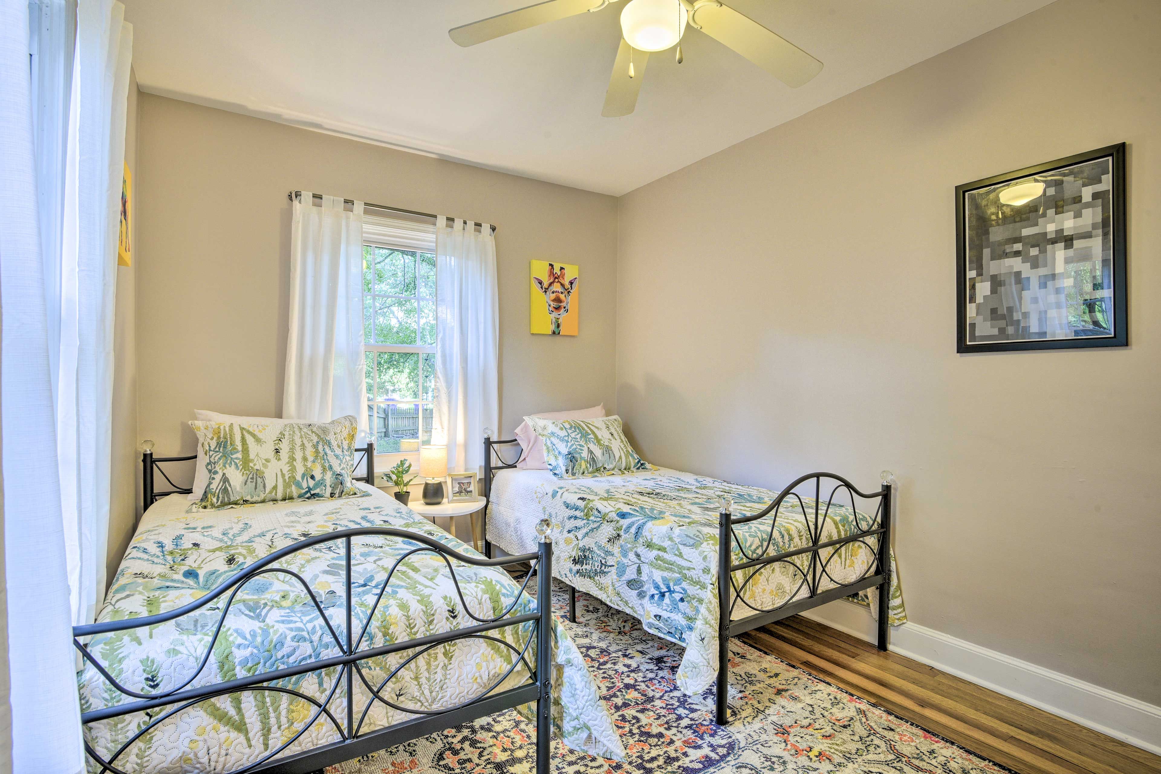 Bedroom 3 | 2 Twin Beds | Desk