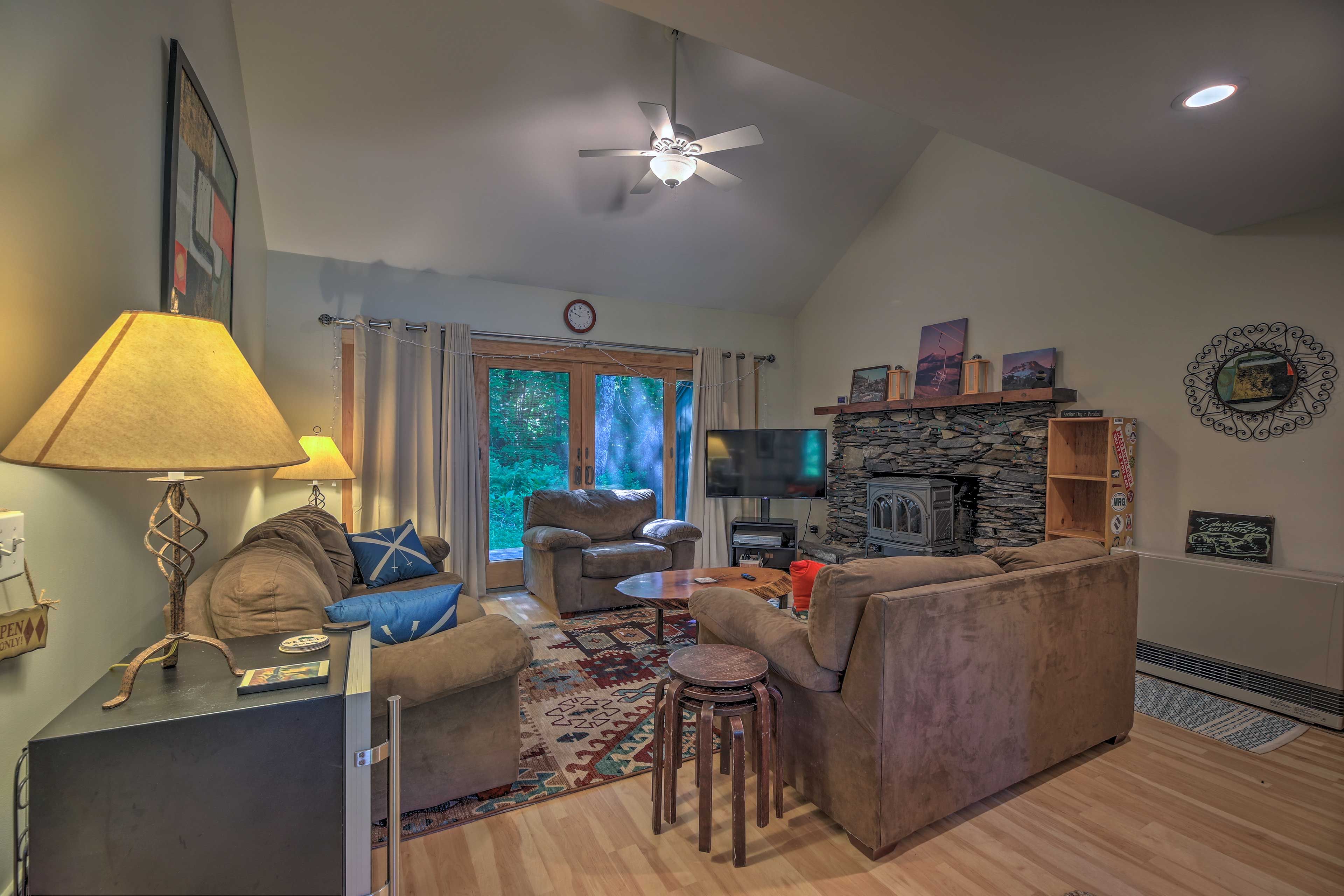 Living Room | 1st Floor | Free WiFi | Smart TV