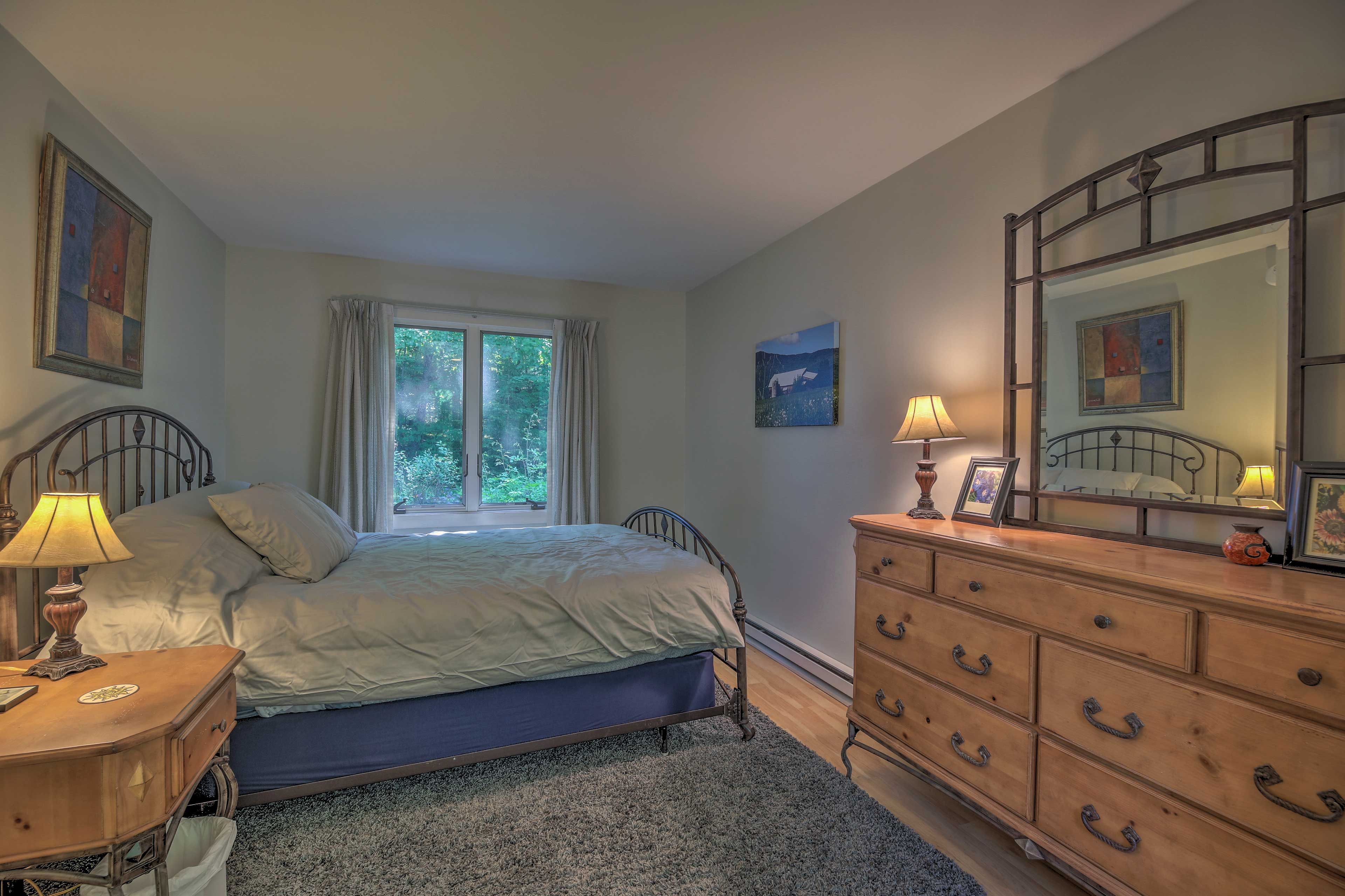 Bedroom 1 | 1st Floor | Queen Bed | Linens Provided