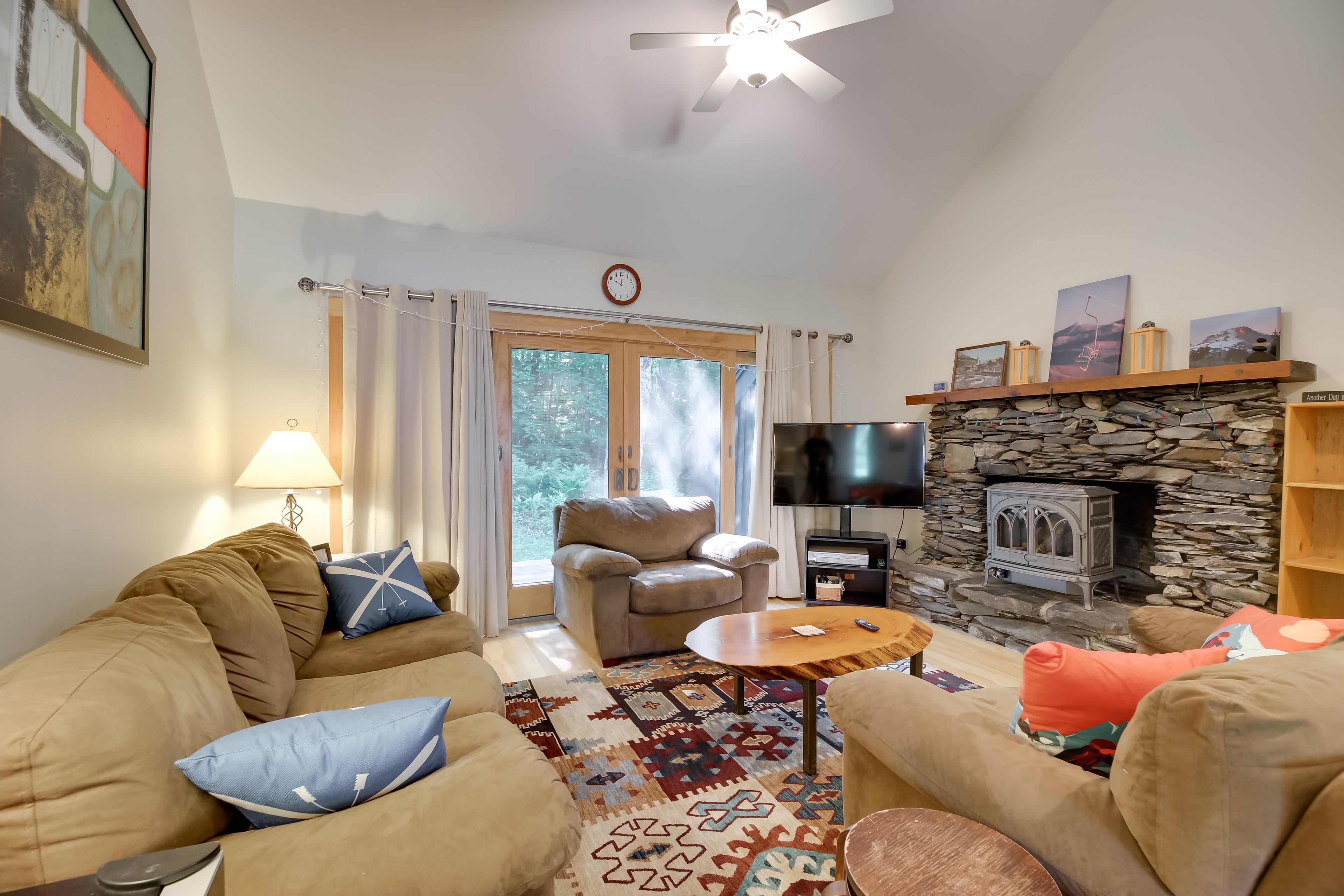 Living Room | 1st Floor | Free WiFi | Smart TV