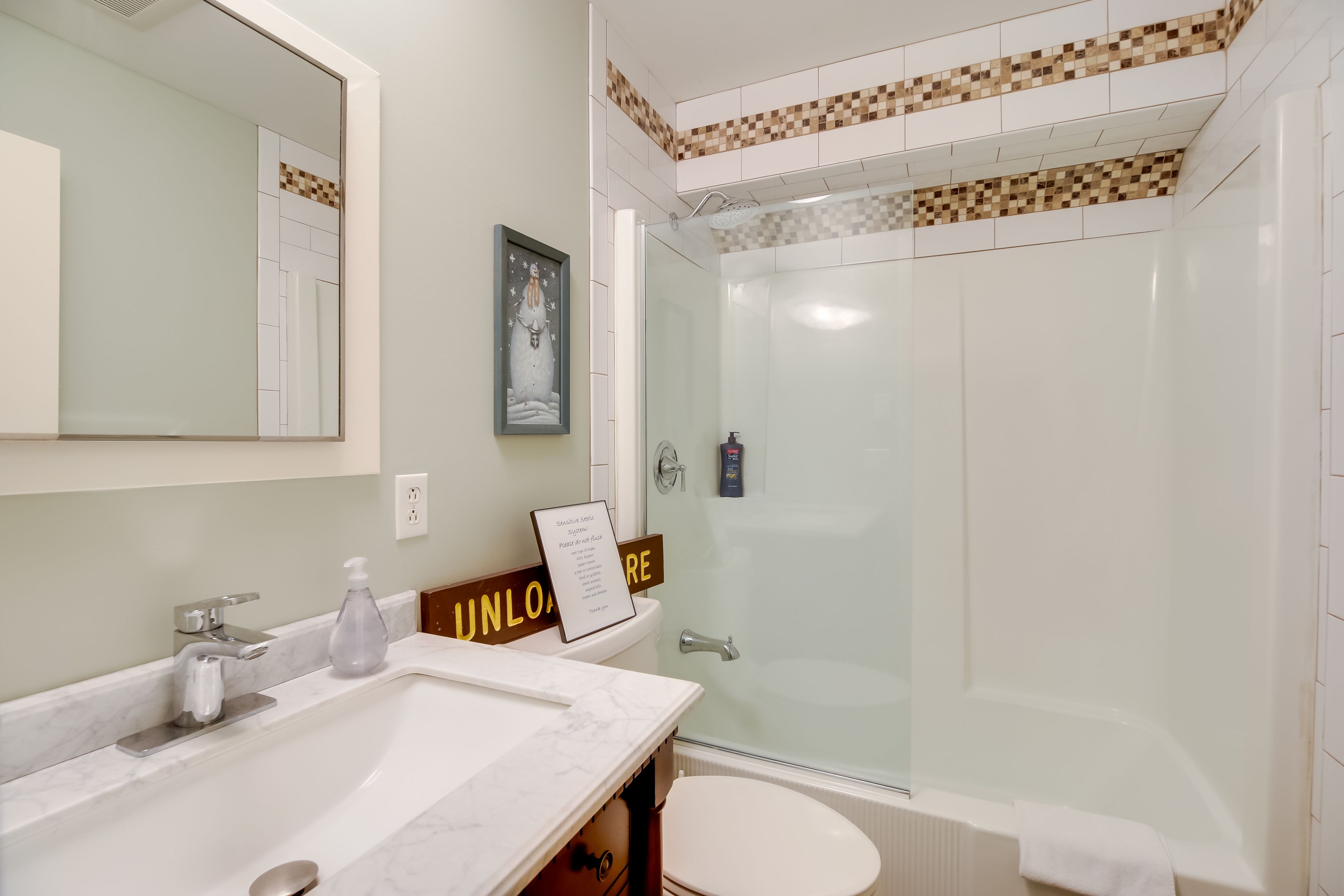 Full Bathroom | 2nd Floor | Towels Provided