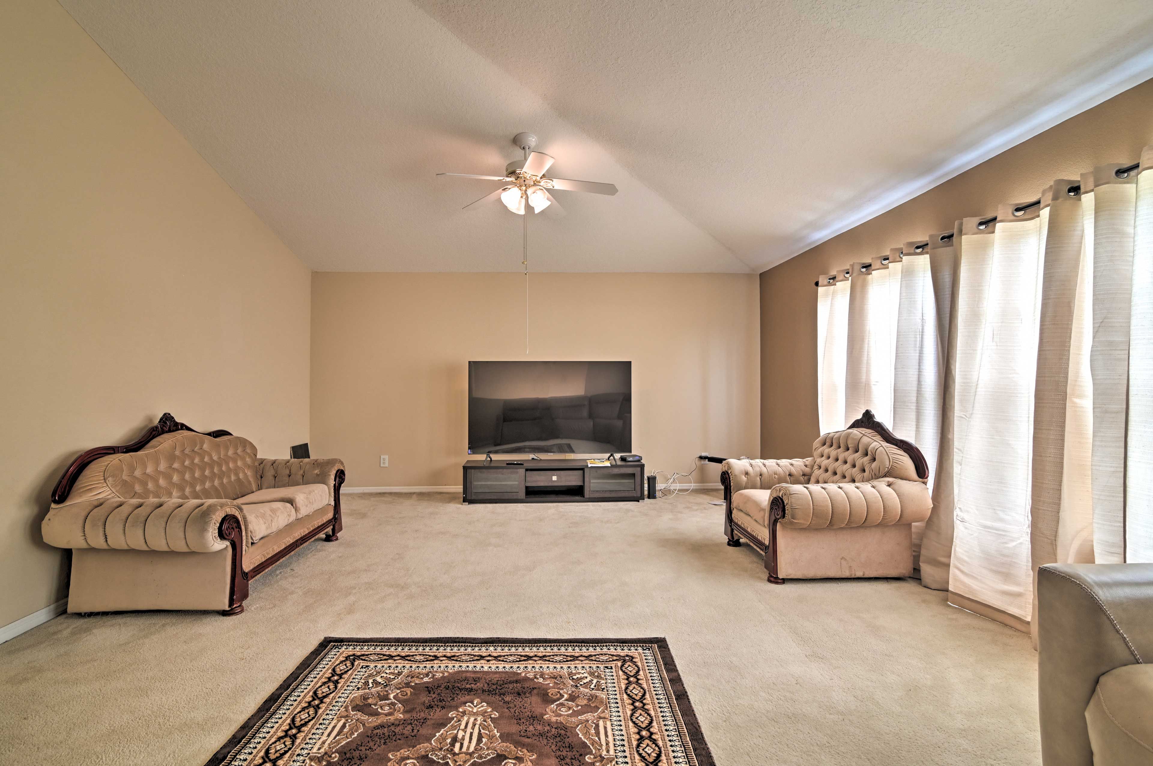 Upstairs Living Room | Smart TV w/ Cable